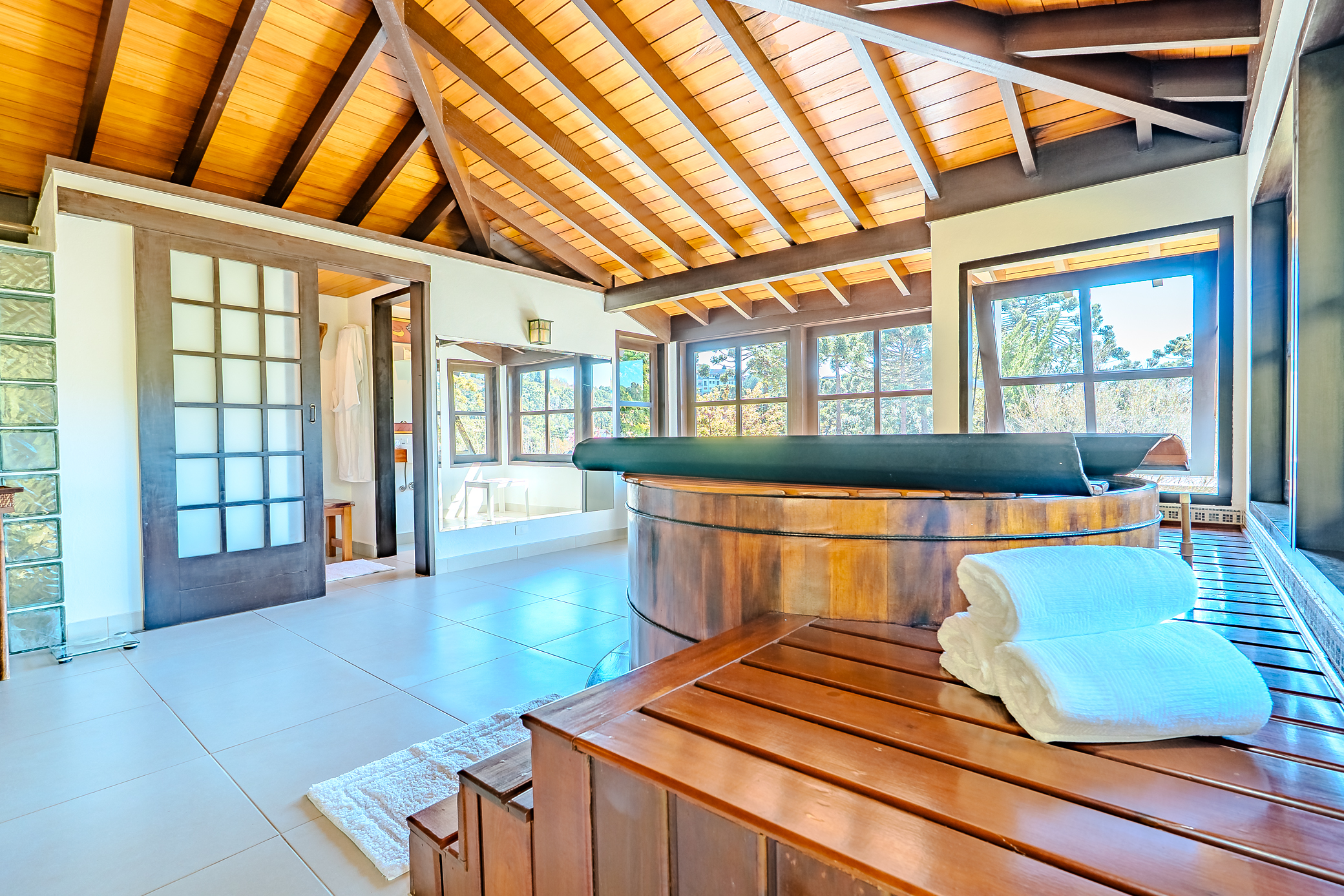 Mansão à venda com 7 suítes no Condomínio Vila Simonsen em Campos do Jordão/SP.