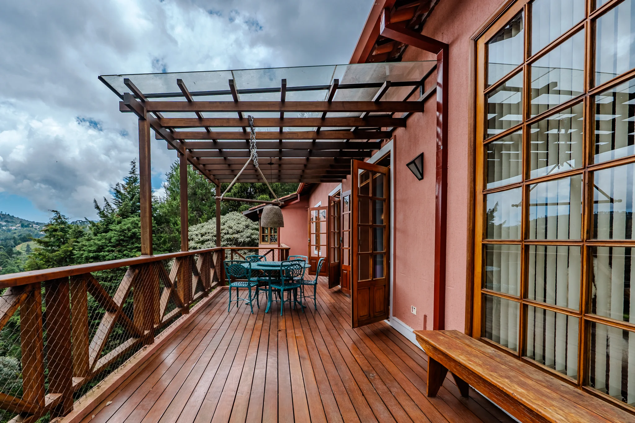 Casa estilo Toscana à venda com 4 suítes no Condomínio Vila Simonsen em Campos do Jordão/SP. 