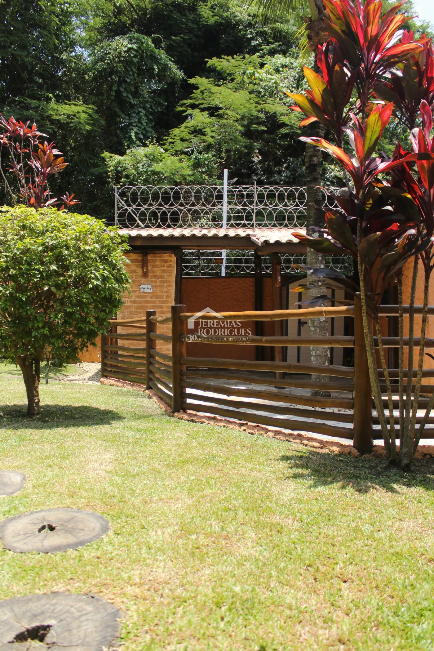 Casa para venda e locação com 5 dormitórios no Condomínio Taubaté Village em Taubaté/SP.