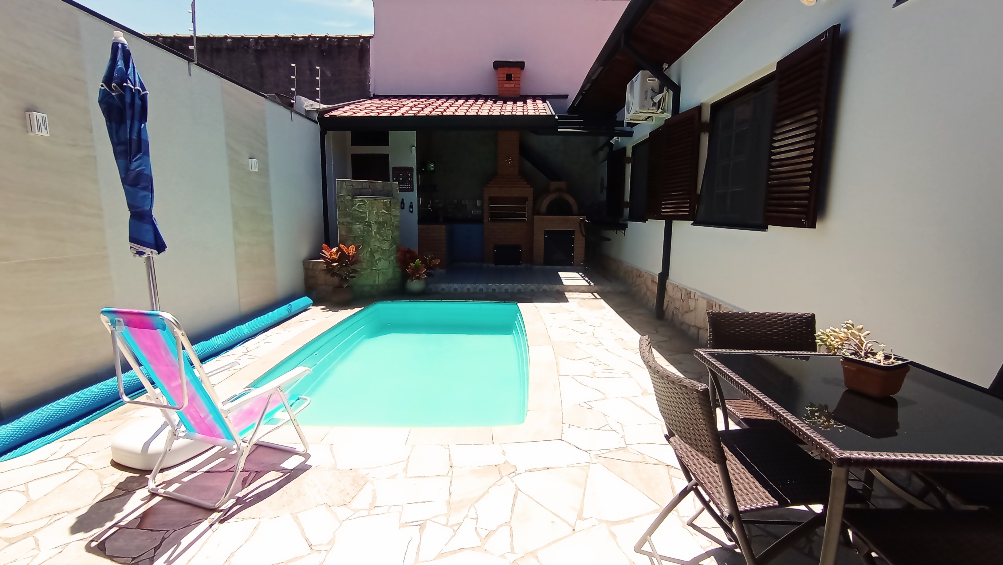 Casa à venda com 3 dormitórios no bairro Jardim do Sol em Taubaté/SP.