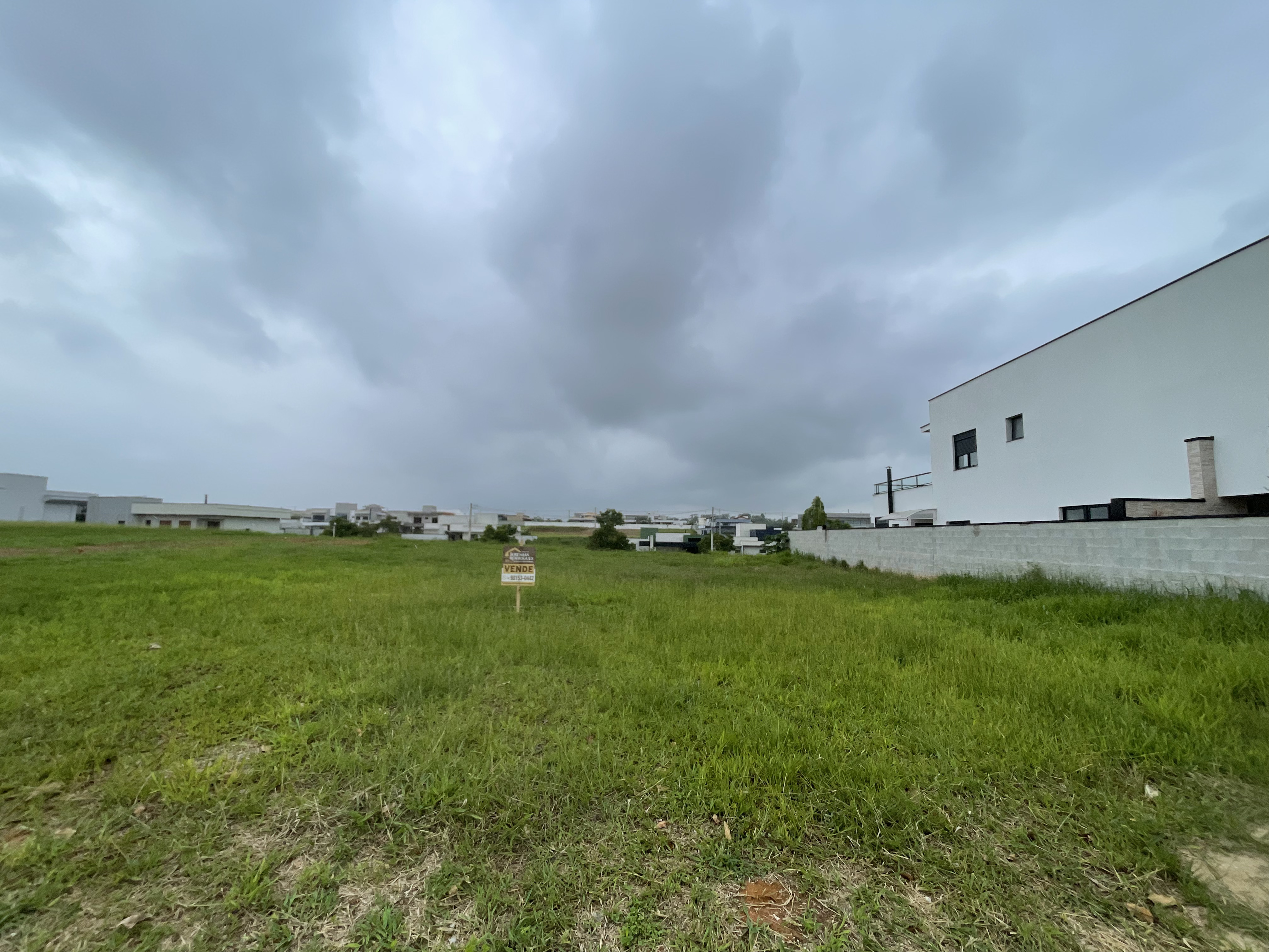 Terreno à venda com 630 m² no Condomínio Village II em Pindamonhangaba/SP. 