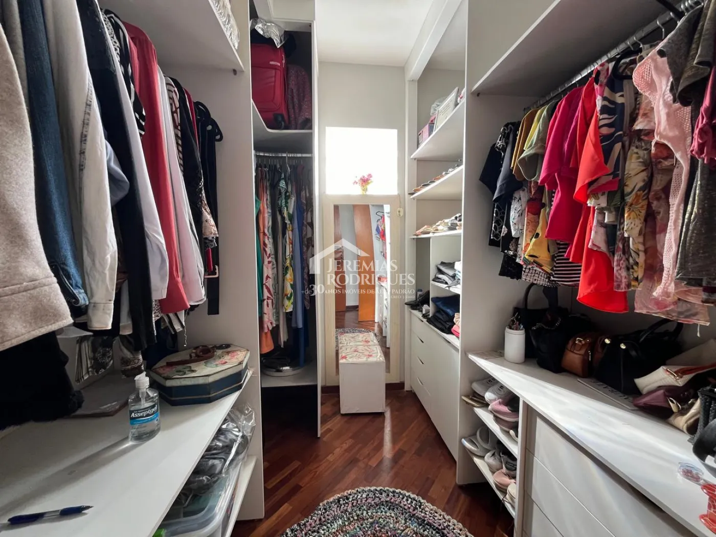 Casa à venda com 4 suítes no Condomínio Taubaté Village em Taubaté/SP.