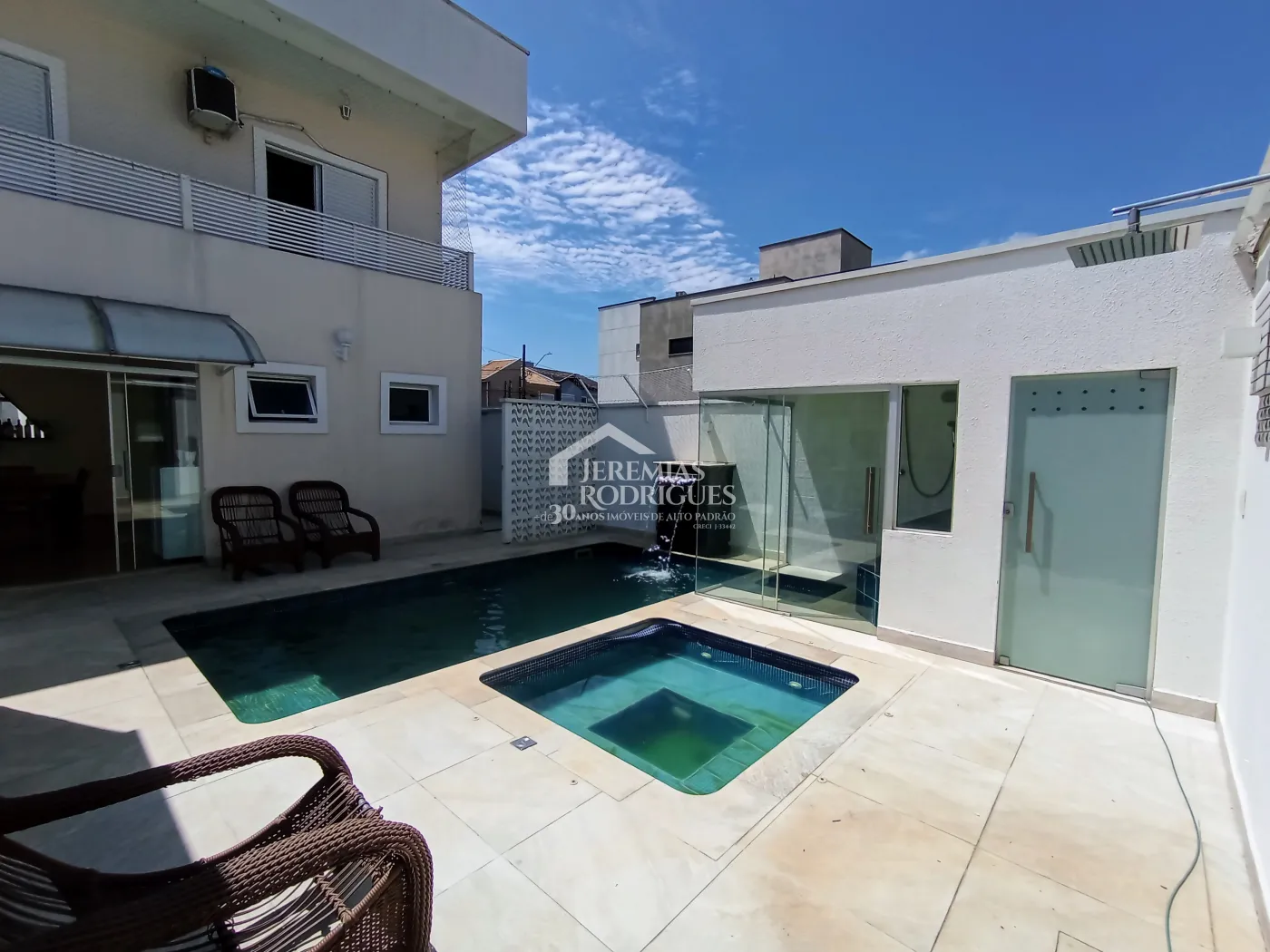 Casa assobradada com 3 suítes - Condomínio Jardim Oásis - Taubaté/SP.