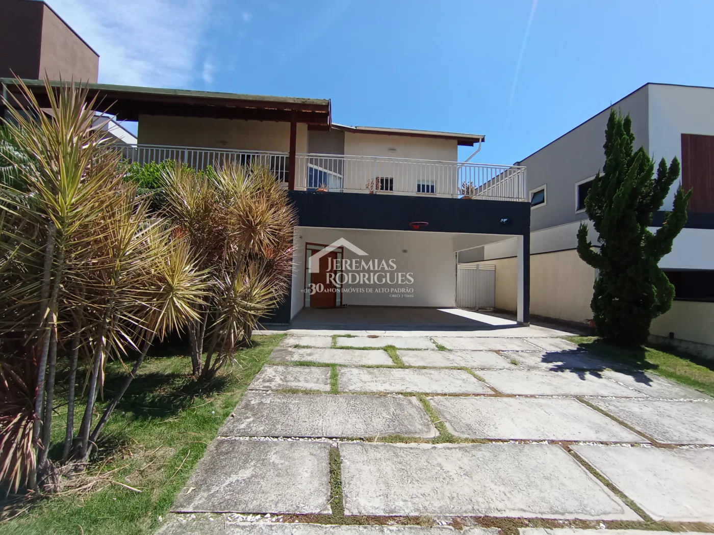 Casa à venda com 3 suítes no Condomínio Reserva dos Lagos em Pindamonhangaba/SP.