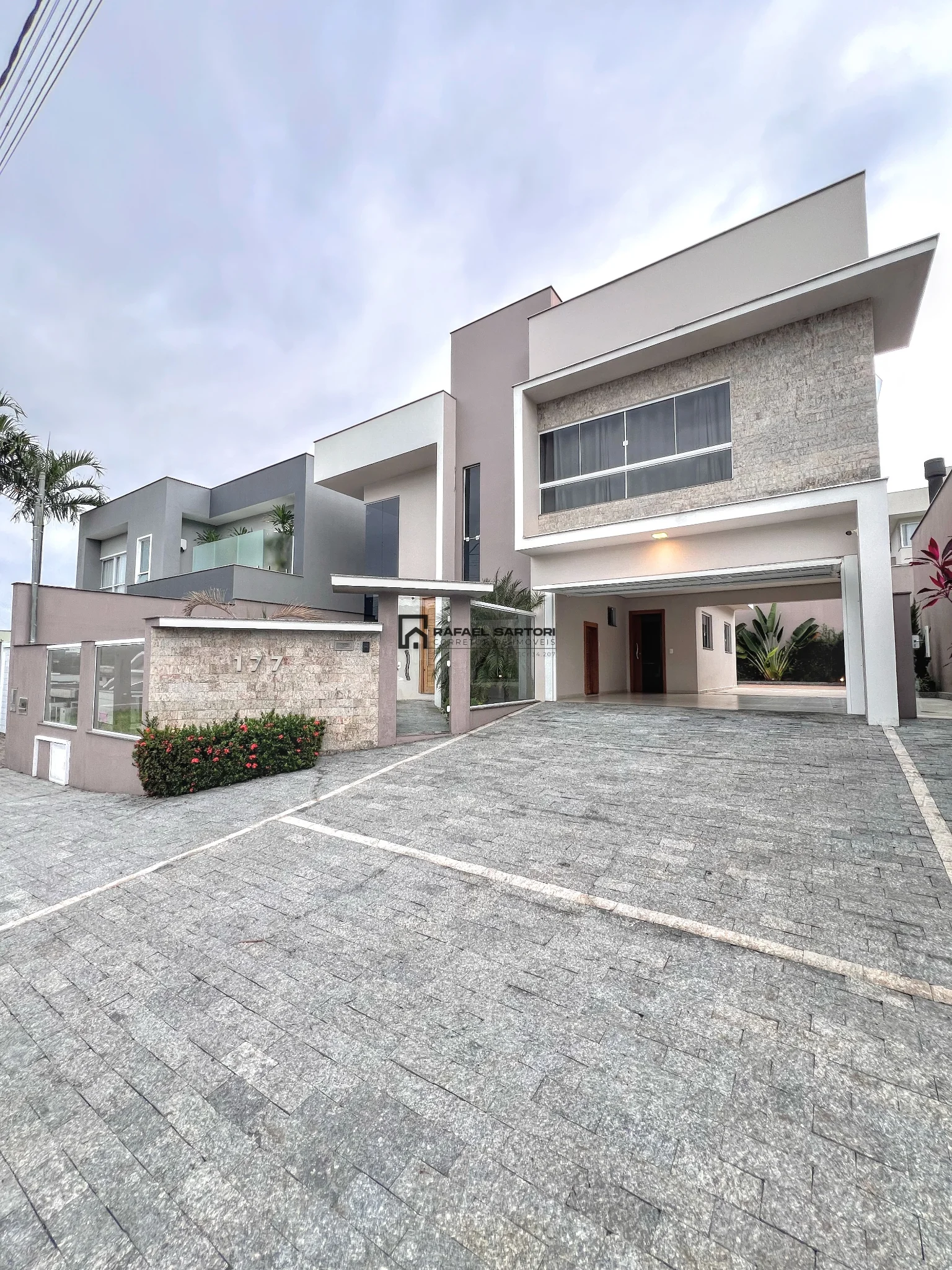 CASA COM 04 SUITES NO AMIZADE