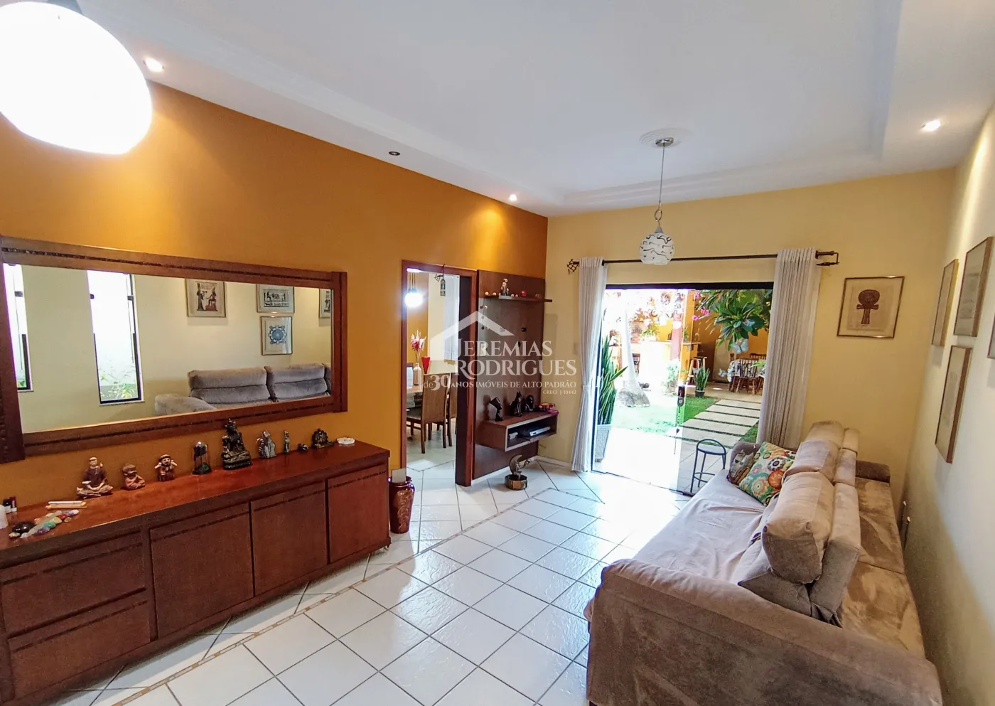 Casa assobradada à venda com 3 suítes no Condomínio Fortaleza em Taubaté/SP.