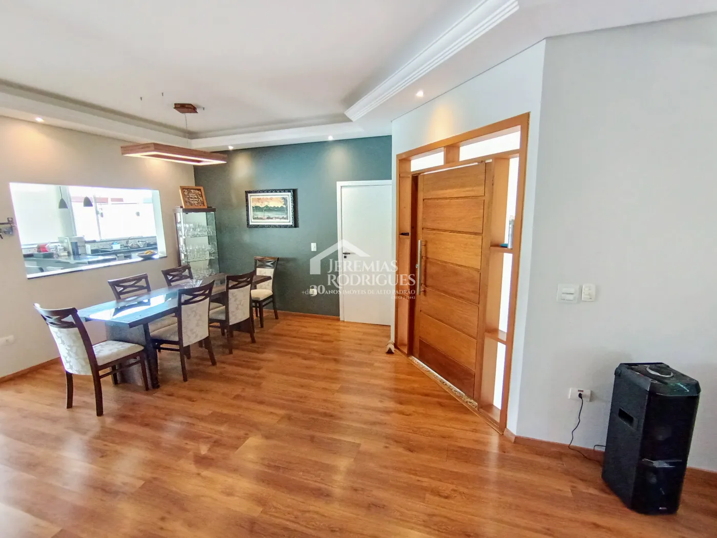 Casa à venda com 3 suítes no Condomínio Reserva dos Lagos em Pindamonhangaba/SP.