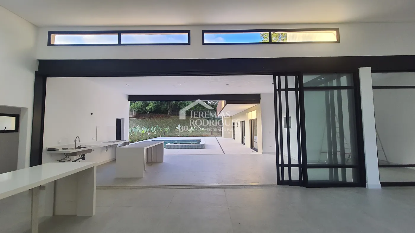 Casa à venda com 3 suítes no Condomínio Chácaras Cataguá em Taubaté/SP.