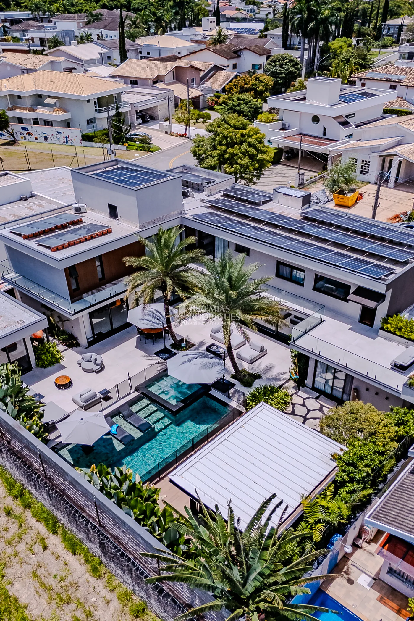 Casa à venda com 4 suítes no Condomínio Taubaté Village em Taubaté/SP.