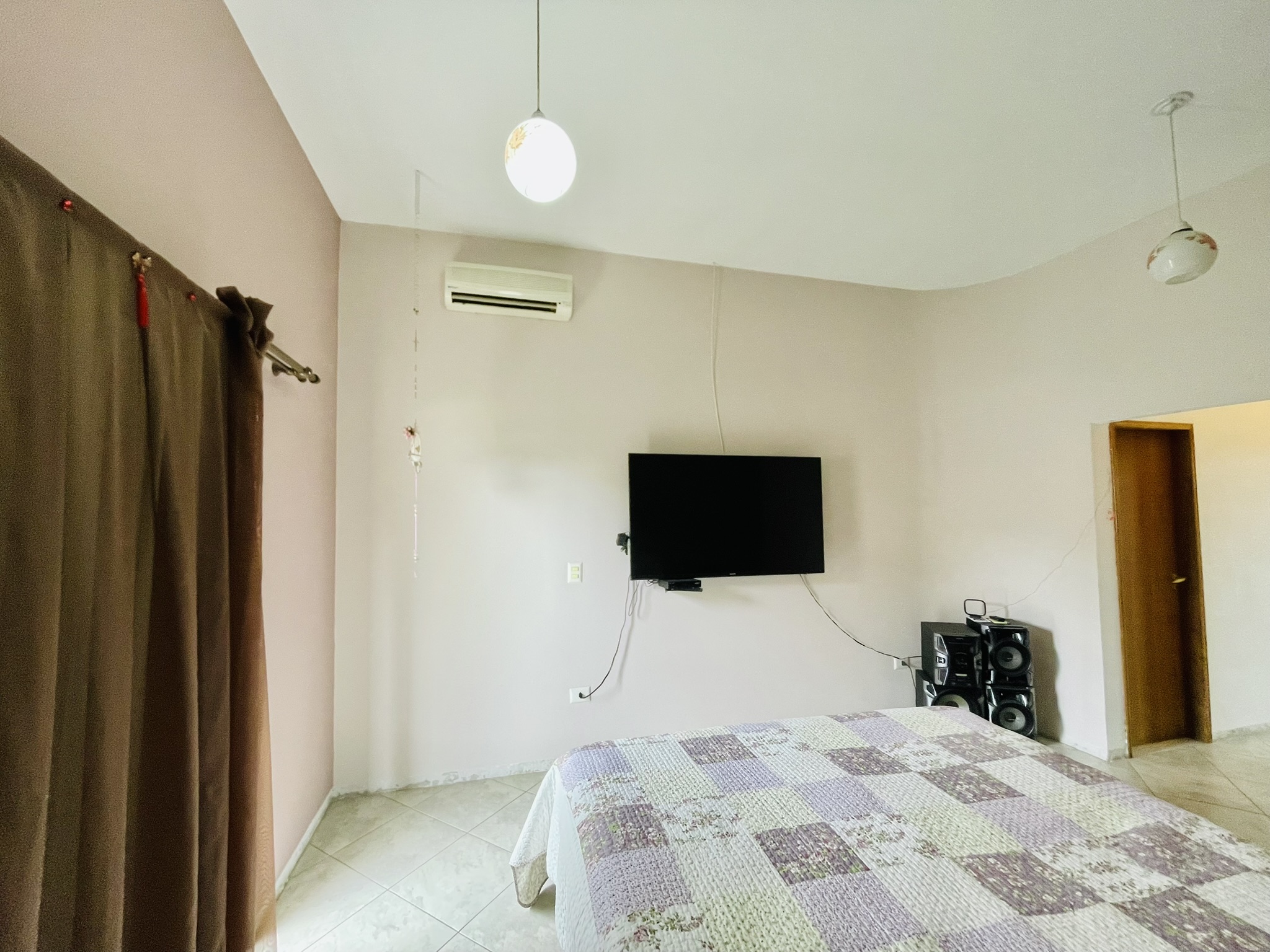 Casa à venda com 4 dormitórios no Condomínio Jardim das Hortênsias em Taubaté/SP.