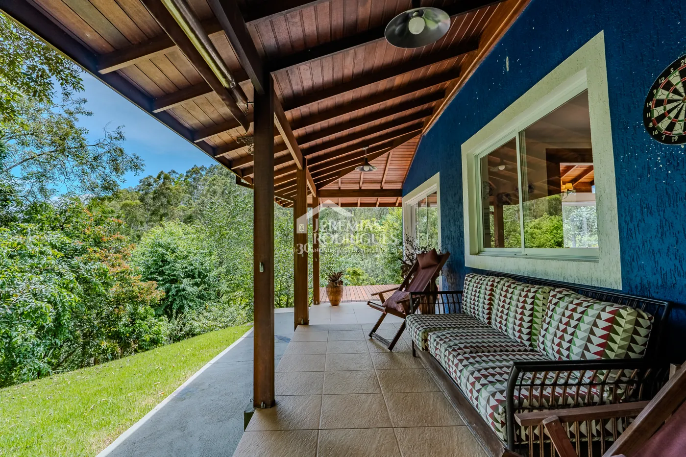 Casa assobradada à venda com 3 dormitórios no Condomínio Parque da Mantiqueira em Santo Antônio do Pinhal/SP.