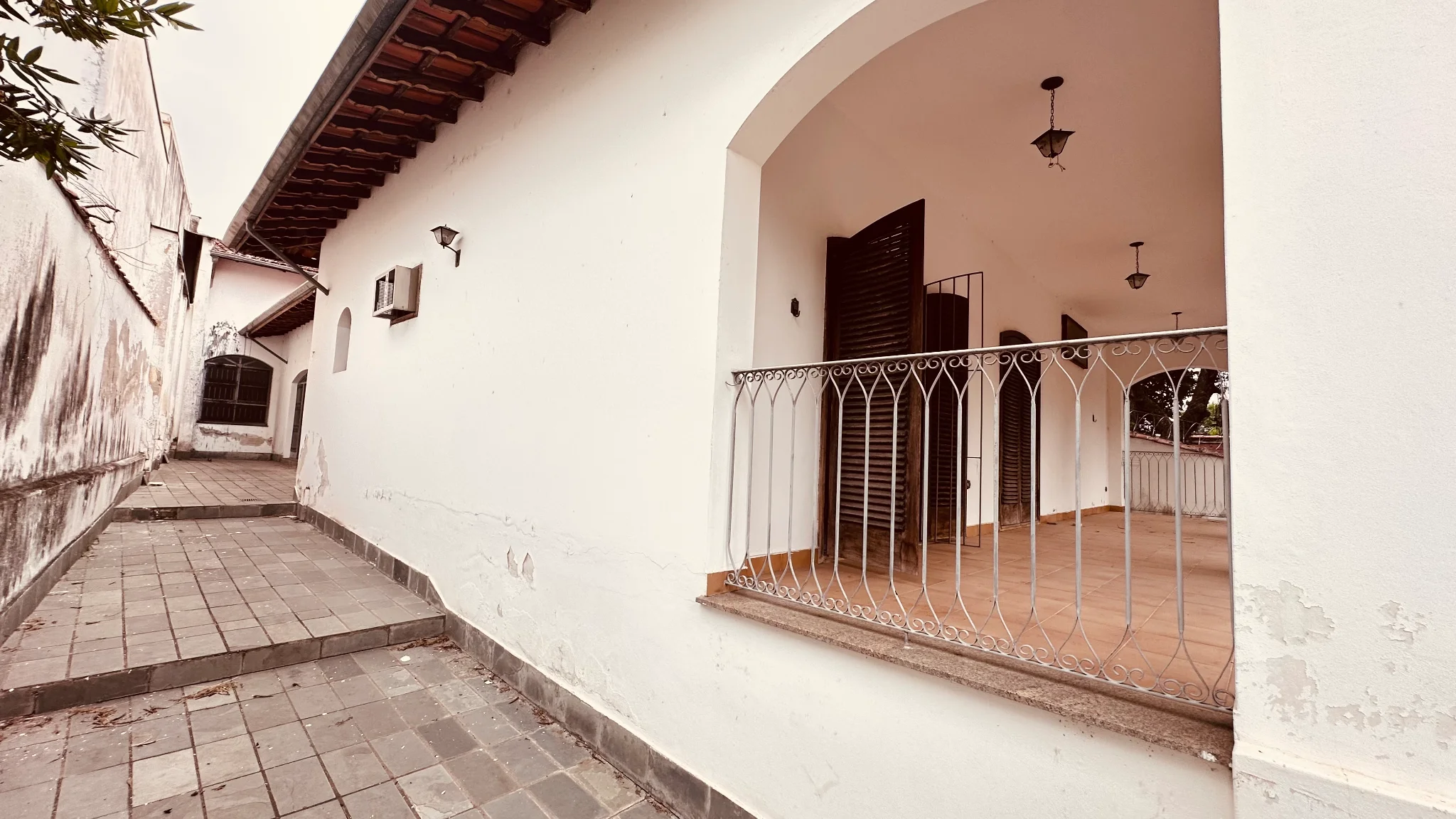 Casa com 3 suítes para venda e locação no bairro Jardim Boa Vista em Pindamonhangaba/SP 
