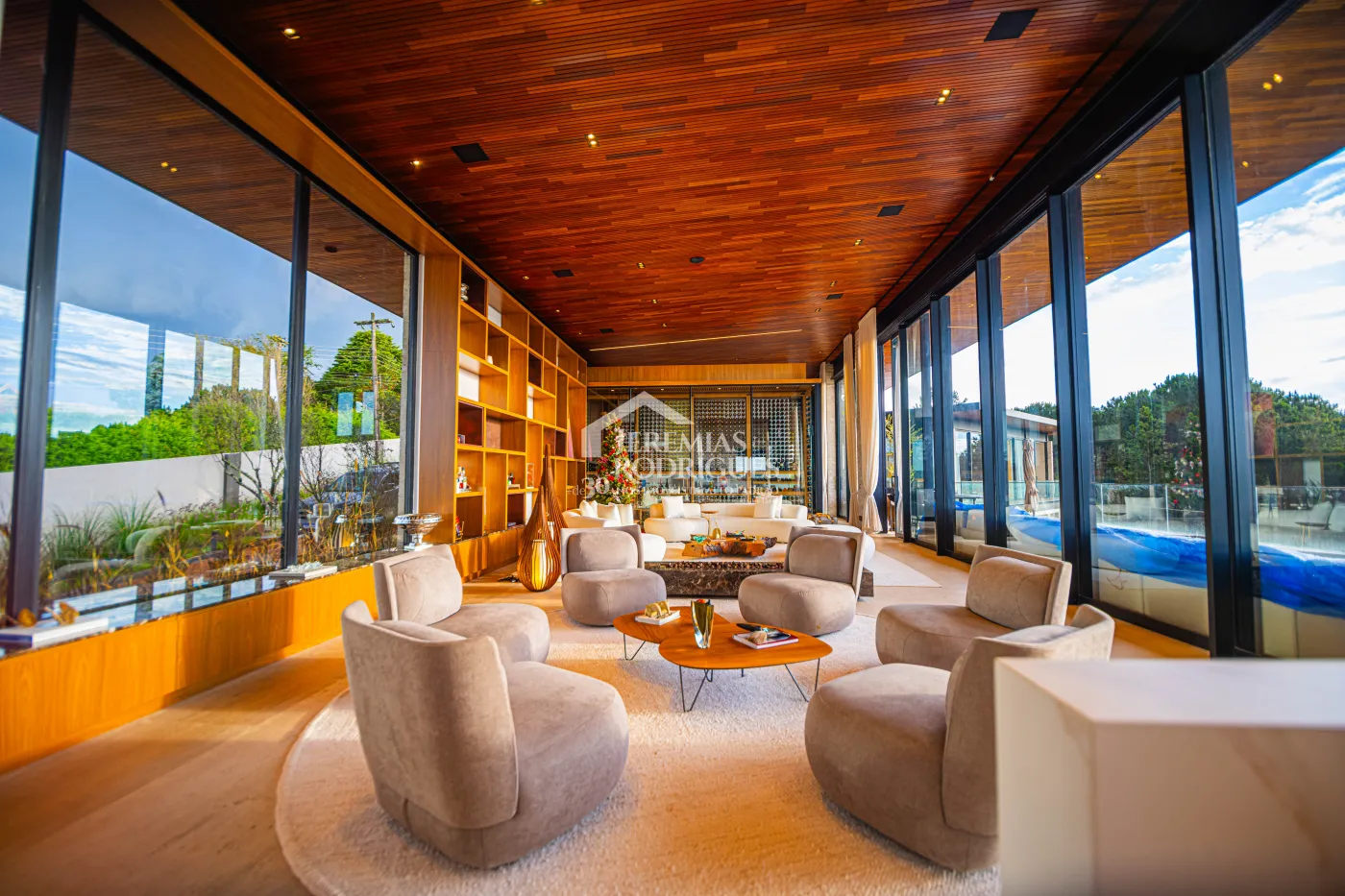 Mansão à venda com 11 suítes no Condomínio Gran Ville em Campos do Jordão/SP.