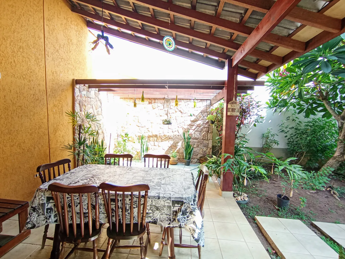 Casa assobradada à venda com 3 suítes no Condomínio Fortaleza em Taubaté/SP.