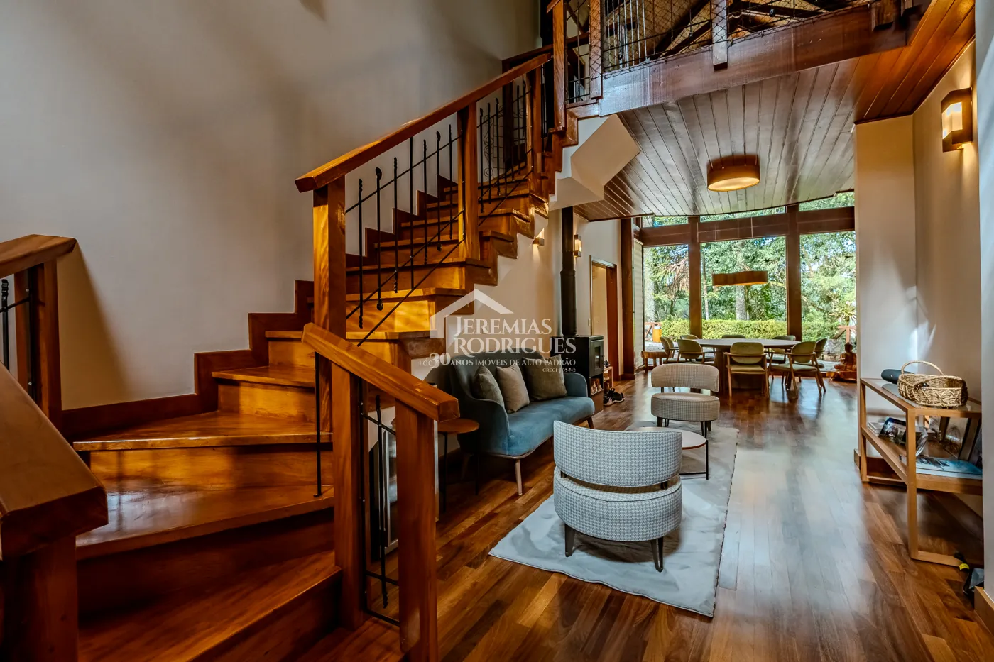 Casa à venda com 3 suítes no Condomínio Reserva Figueiredo em Campos do Jordão/SP.