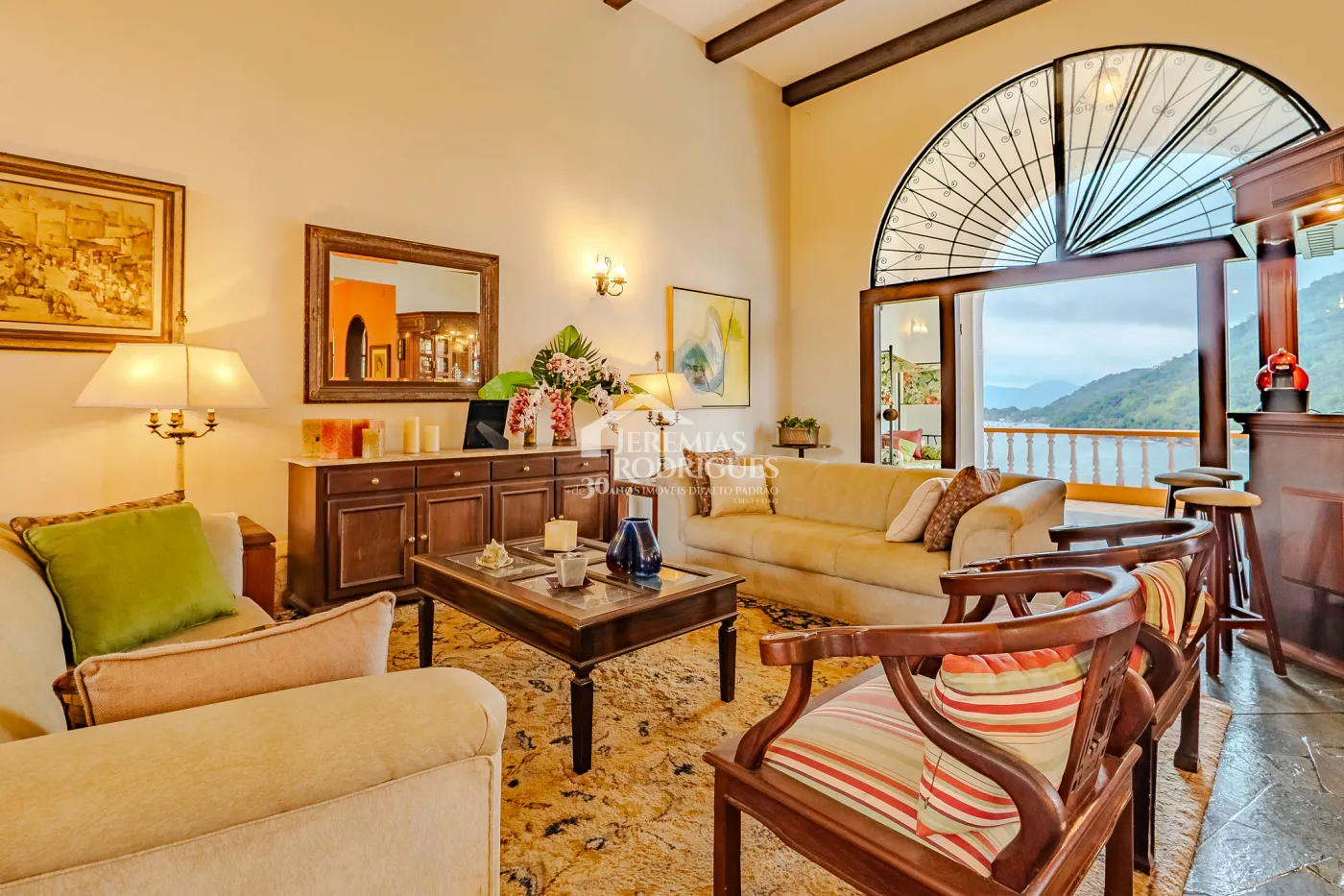 Mansão à venda com 7suítes no Condomínio Santa Rita em Ubatuba/SP.