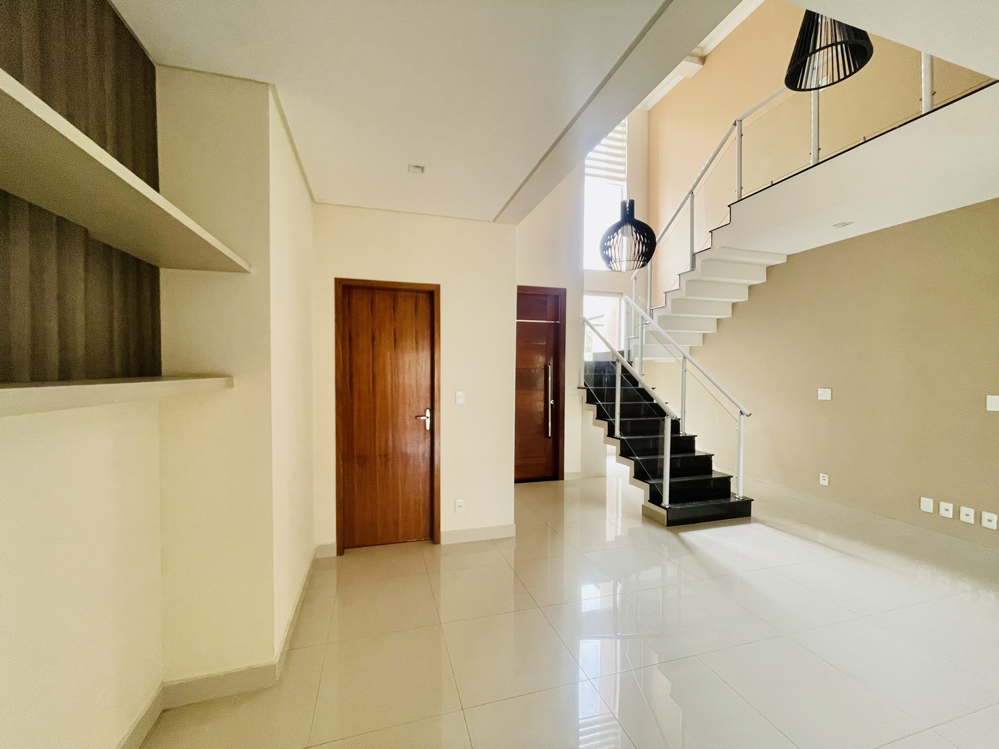 Casa para locação com 4 dormitórios no Condomínio Campos do Conde II em Tremembé/SP.