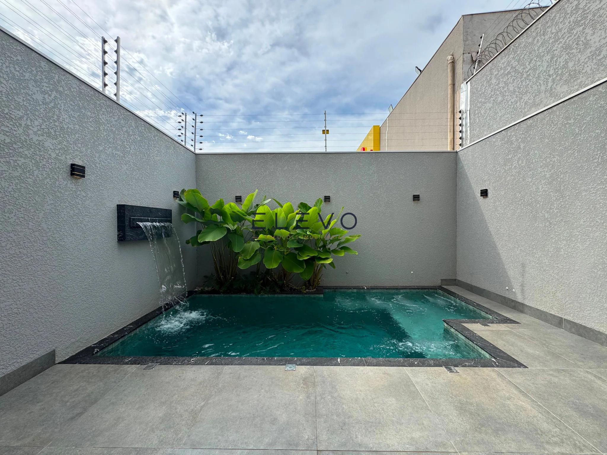 Sobrado à venda no Jardim Paris IV, próximo à Av. Mandacaru