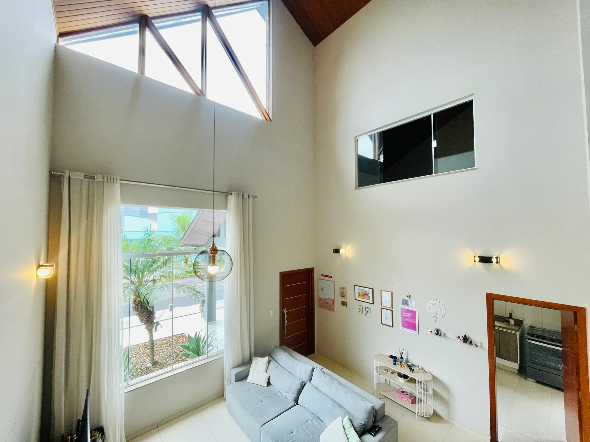 Casa à venda com 3 dormitórios no Condomínio Campos do Conde II em Tremembé/SP. 