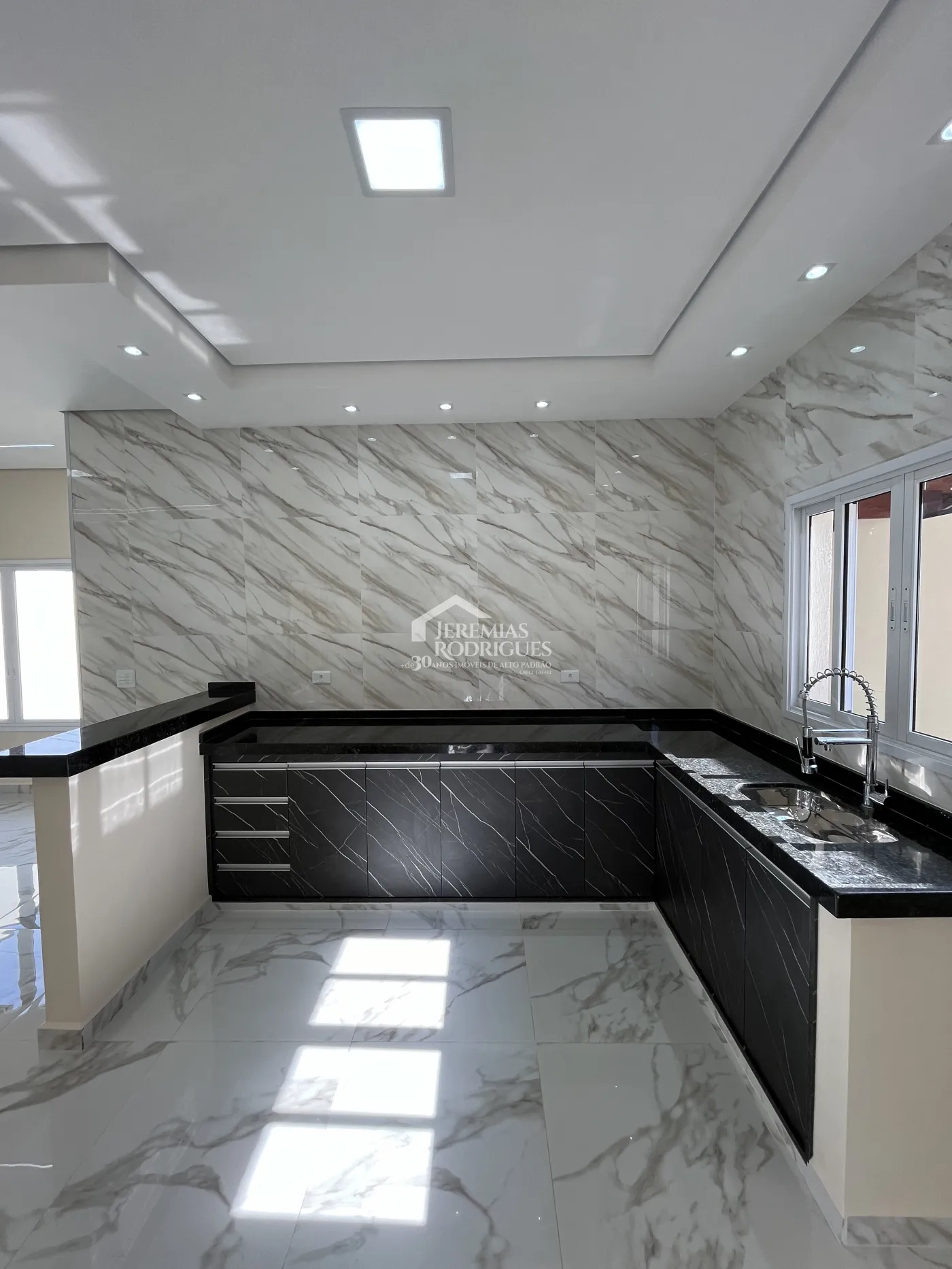 Casa com 3 dormitórios, 250,00 m² - Vila Suíça - Pindamonhangaba/SP.