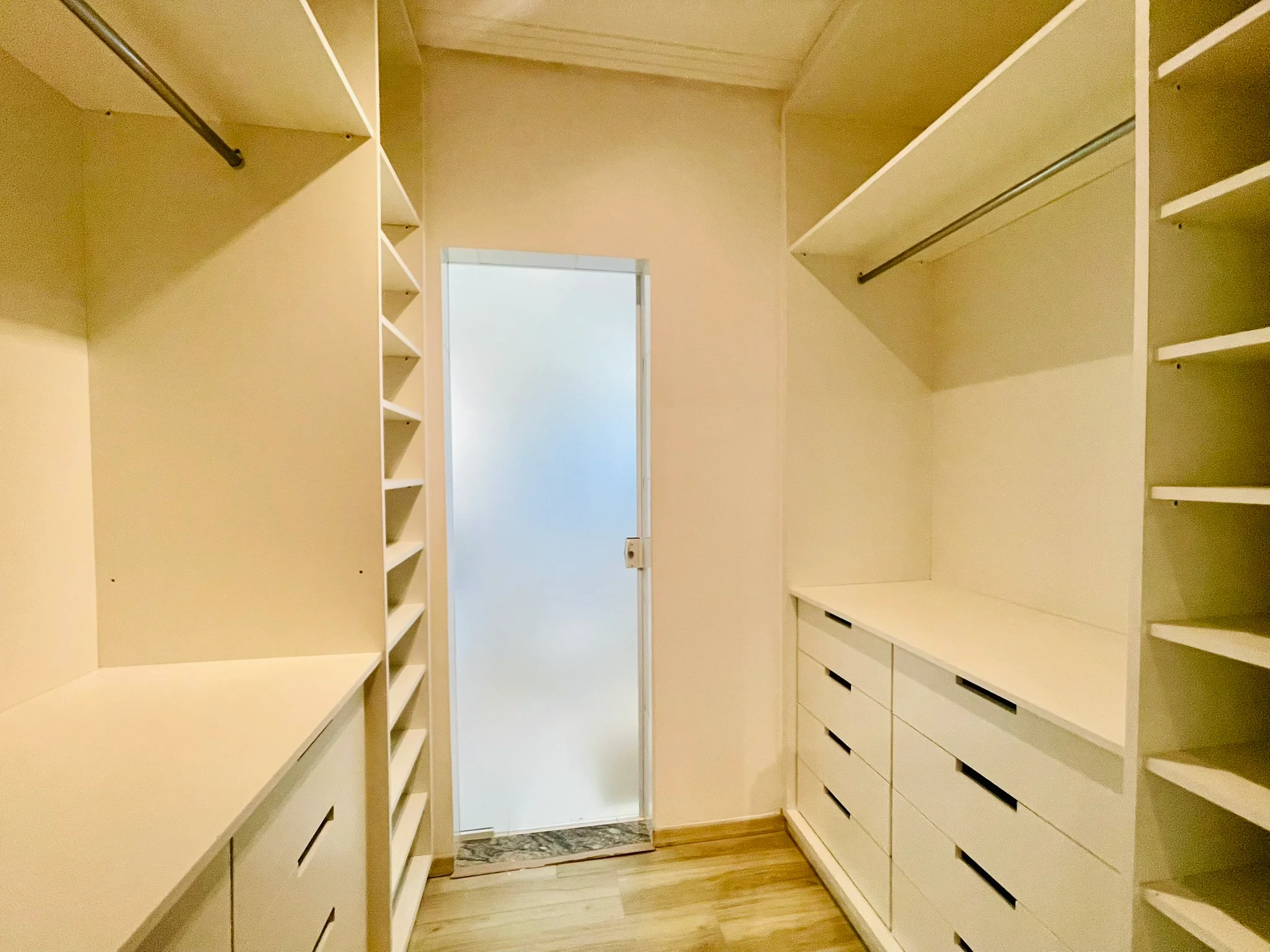 Casa à venda com 4 dormitórios no Condomínio Campos do Conde III em Tremembé/SP. 