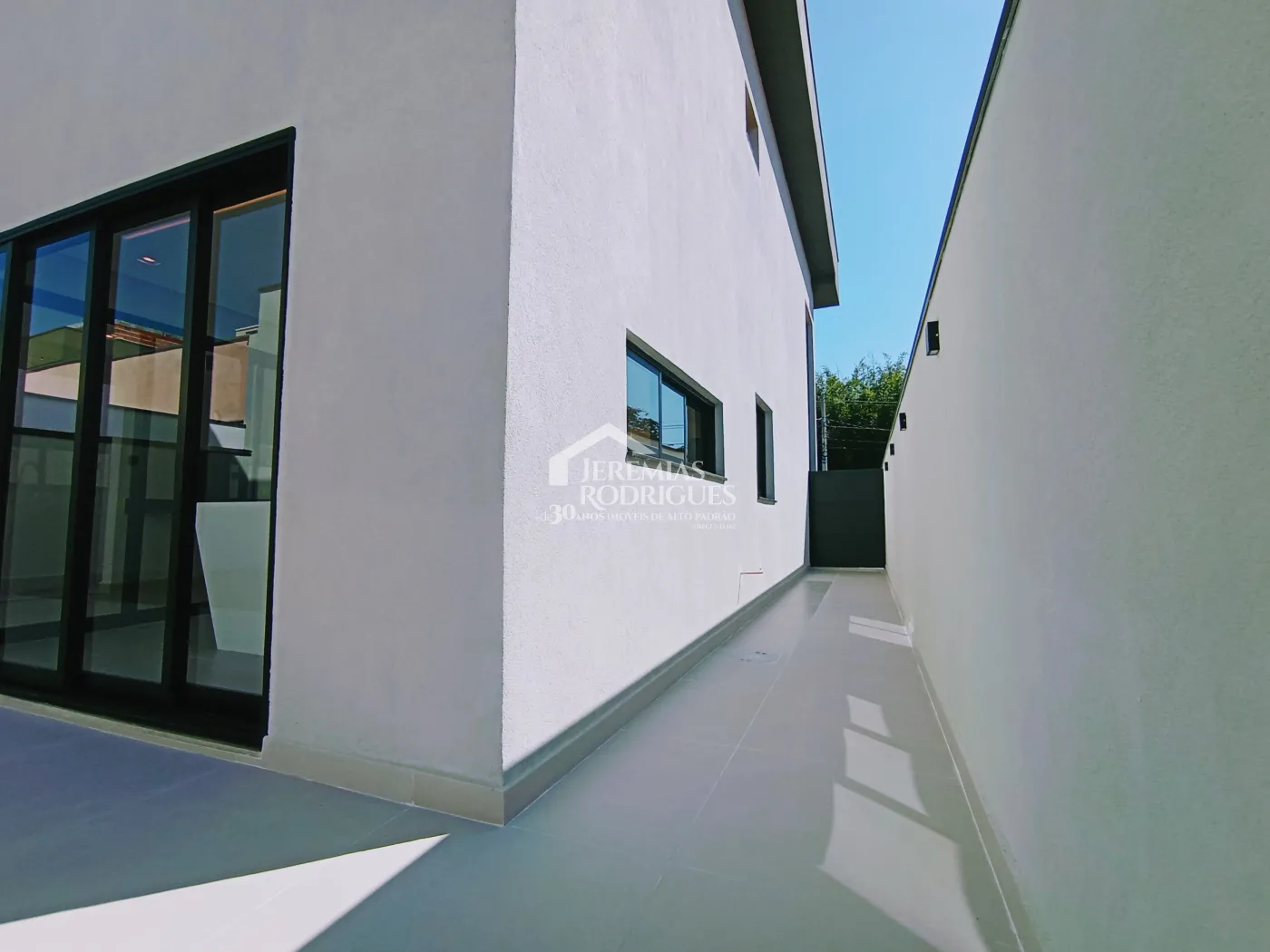 Casa à venda com 3 dormitórios no Condomínio Malibu em Caçapava/SP.