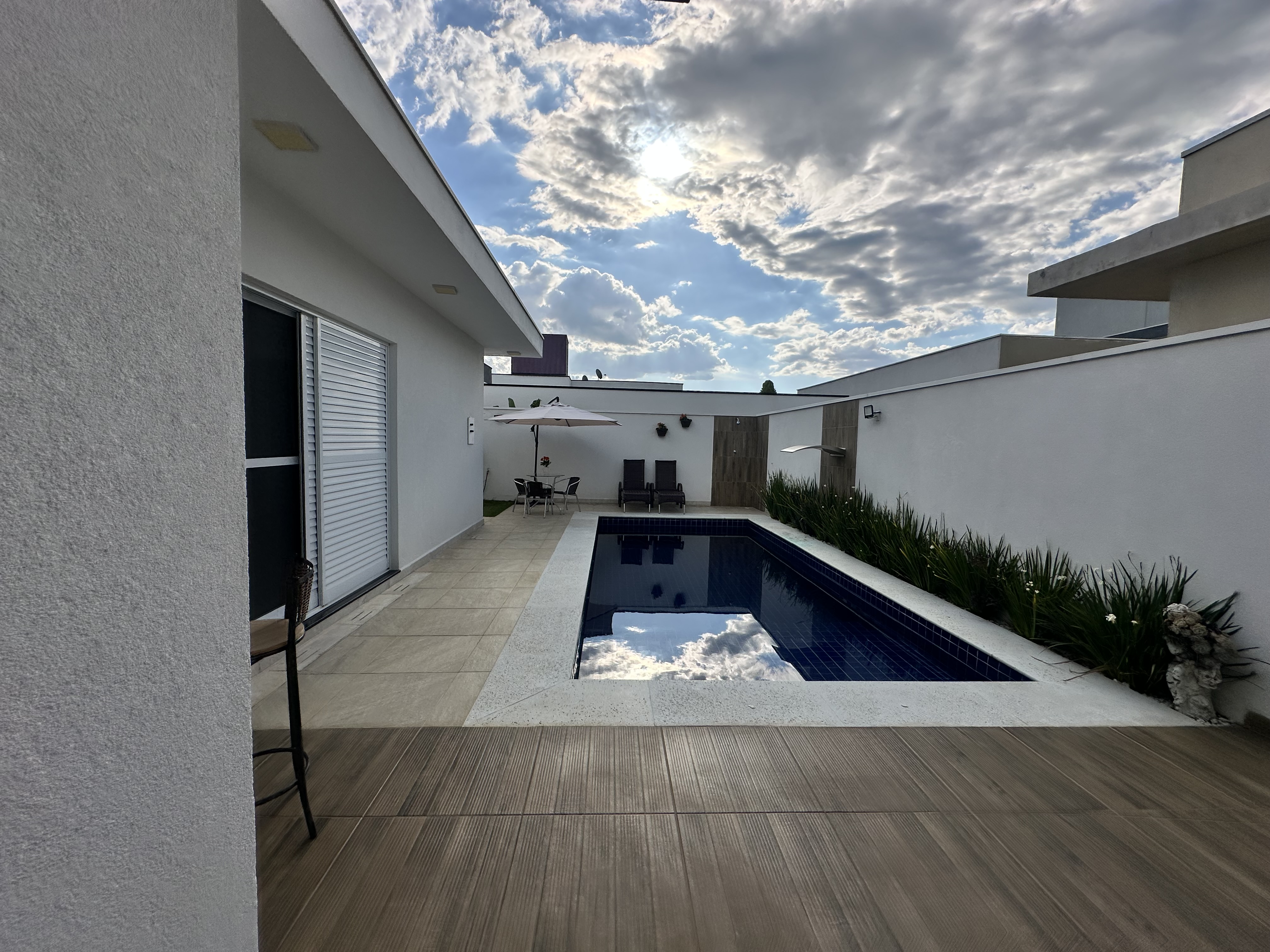 Casa para venda e locação com 3 suítes no Condomínio Reserva dos Lagos em Pindamonhangaba/SP.