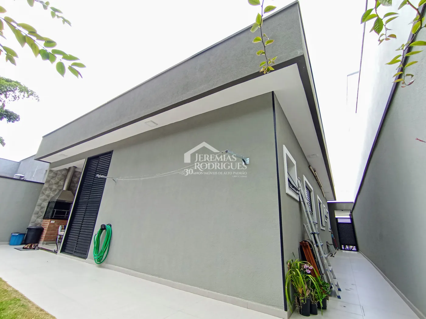 Casa à venda com 3 dormitórios no Condomínio Morada do Visconde em Tremembé/SP.