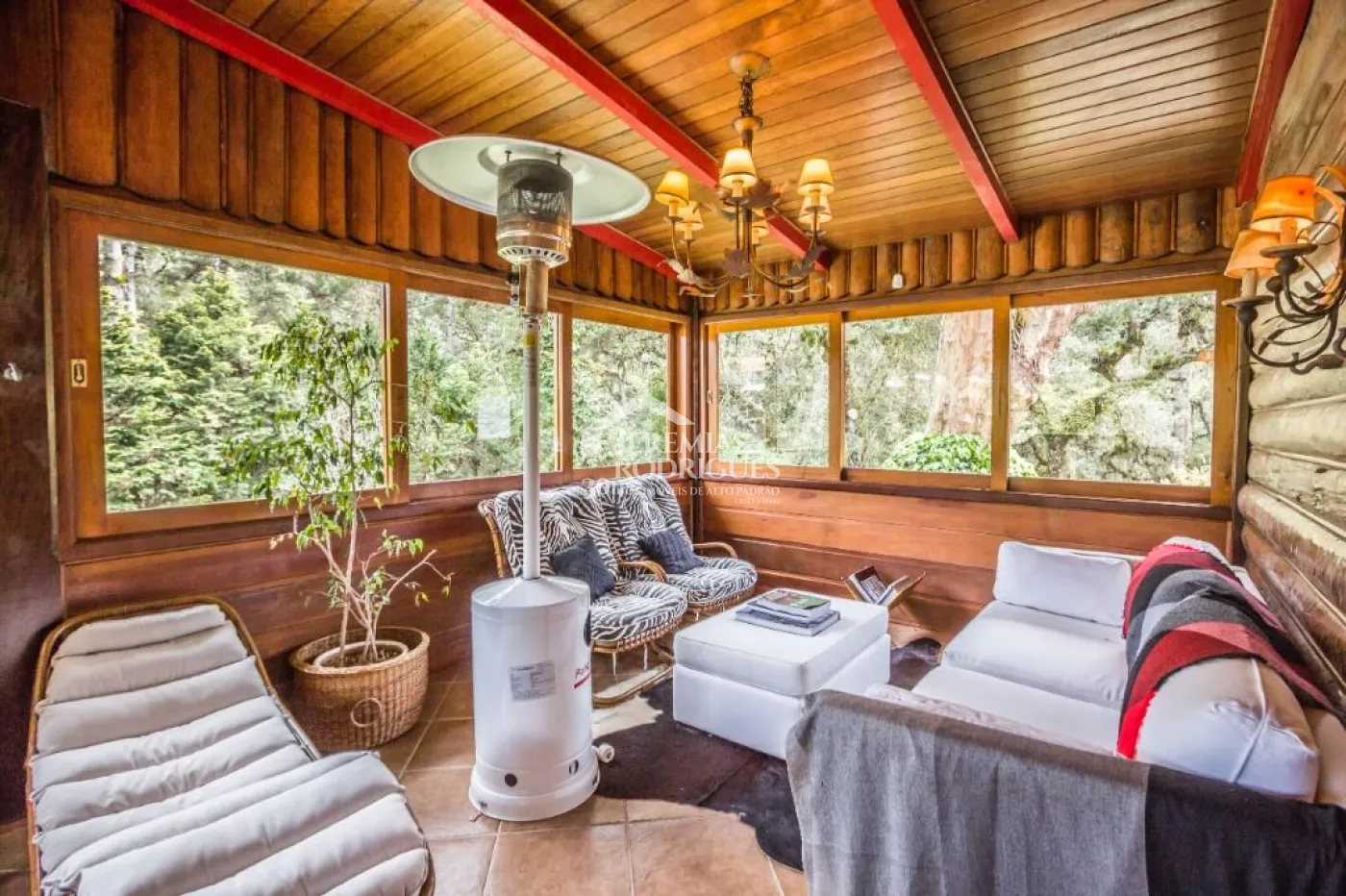 Casa à venda com 5 dormitórios no Jardim Embaixador em Campos do Jordão/SP