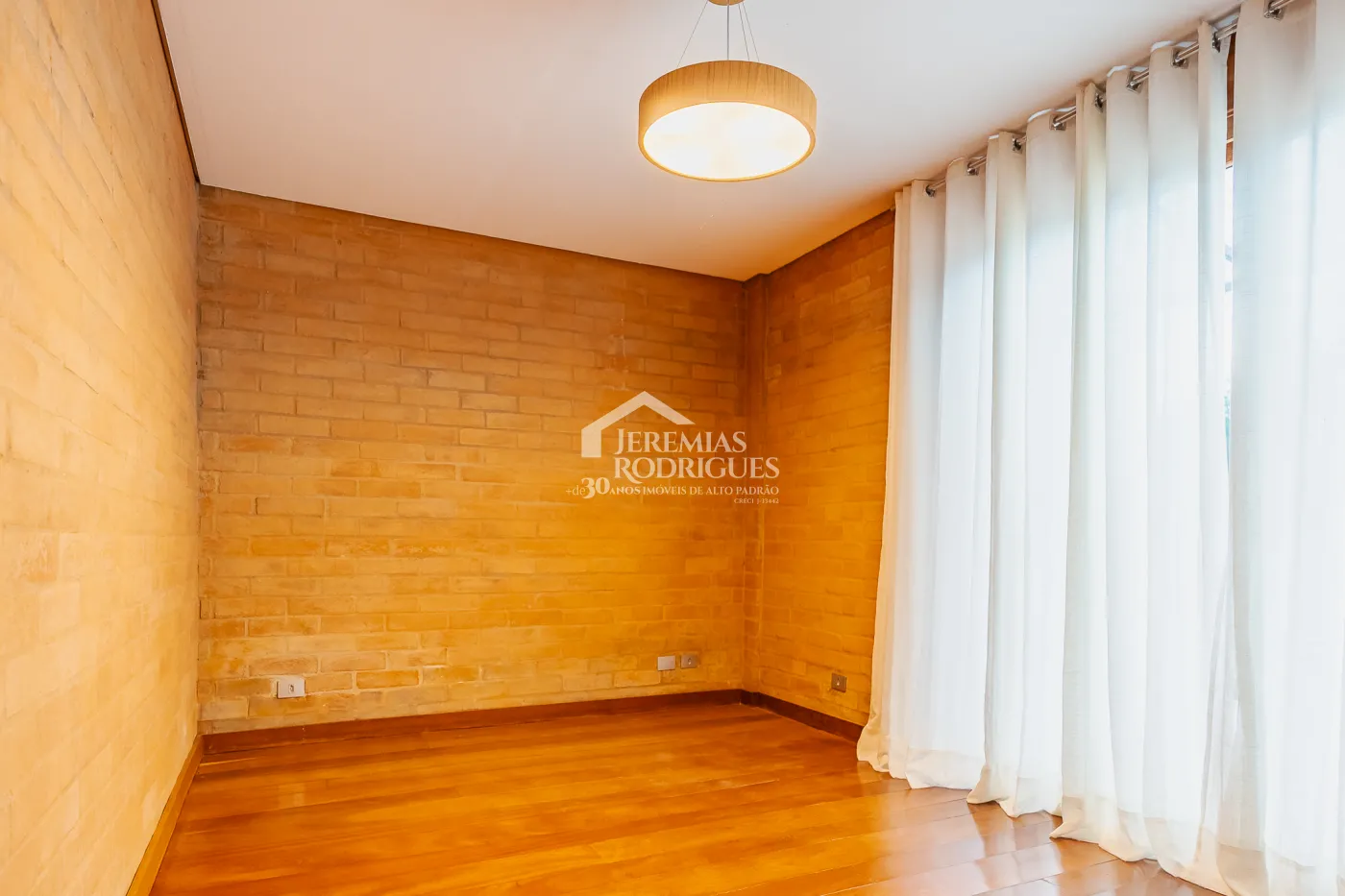 Casa com 4 suítes no condomínio Reserva Figueiredo em Campos do Jordão/SP