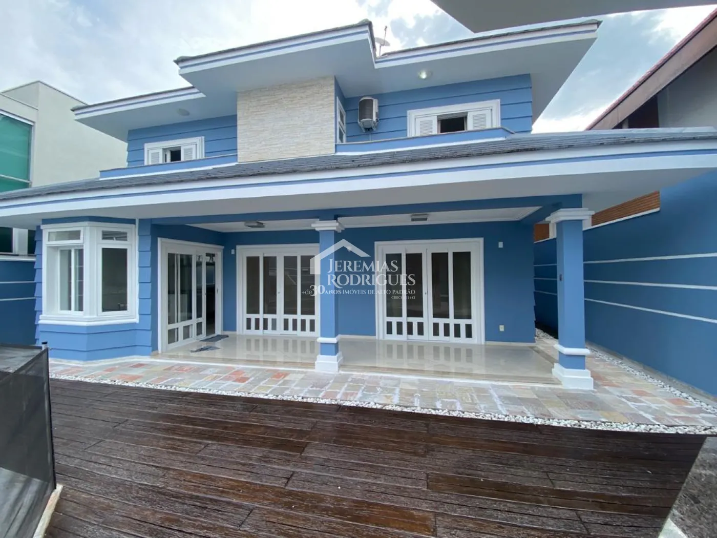 Casa à venda com 4 suítes no Condomínio Taubaté Village em Taubaté/SP. 