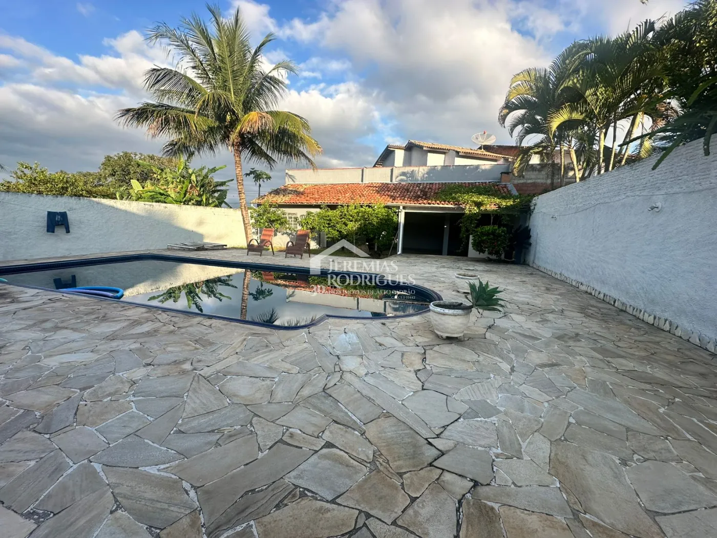 Casa para venda e locação com 3 dormitórios no bairro Jardim Residencial Doutor Lessa em Pindamonhangaba/SP