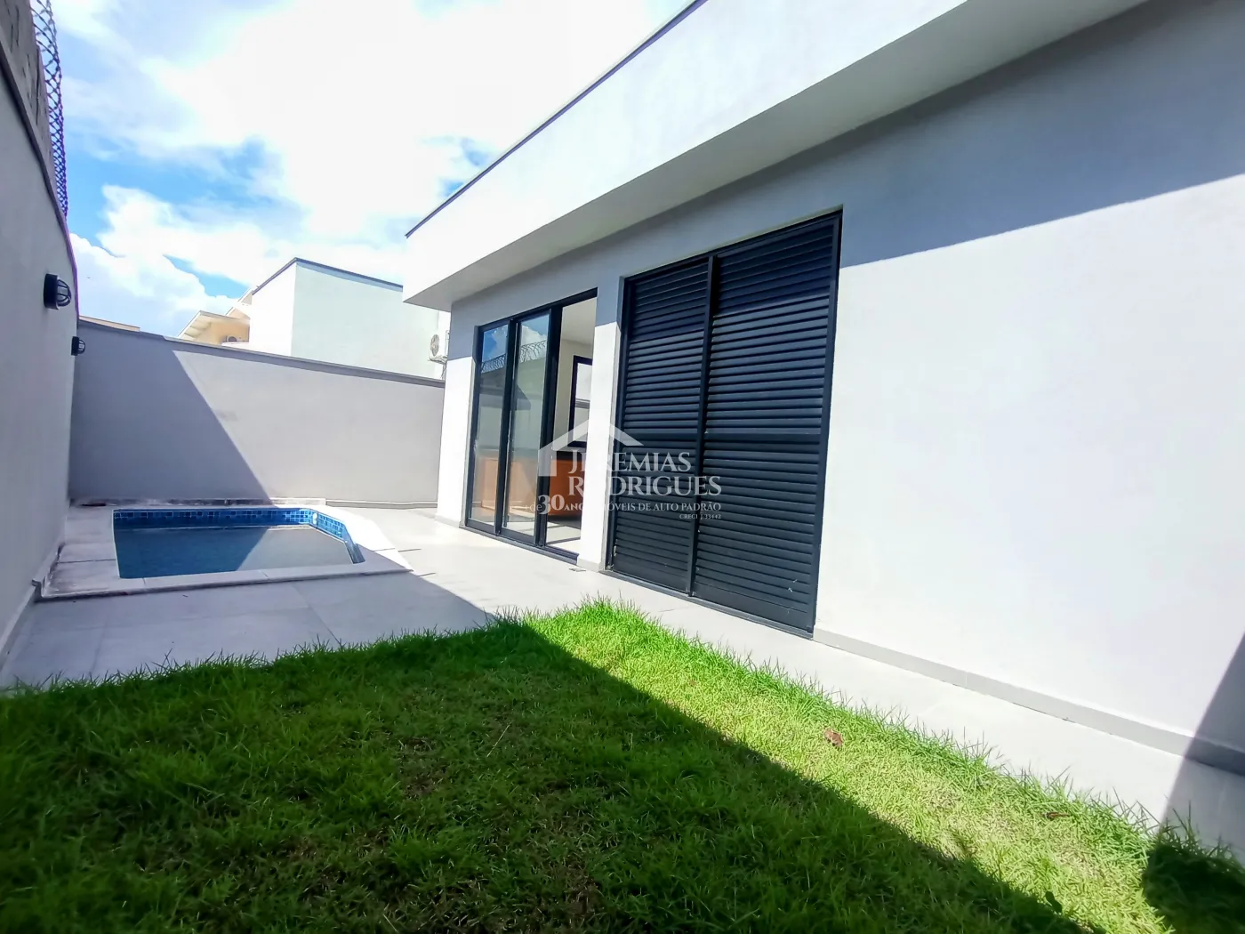 Casa à venda com 3 suítes no Condomínio Campos do Conde II em Tremembé/SP.