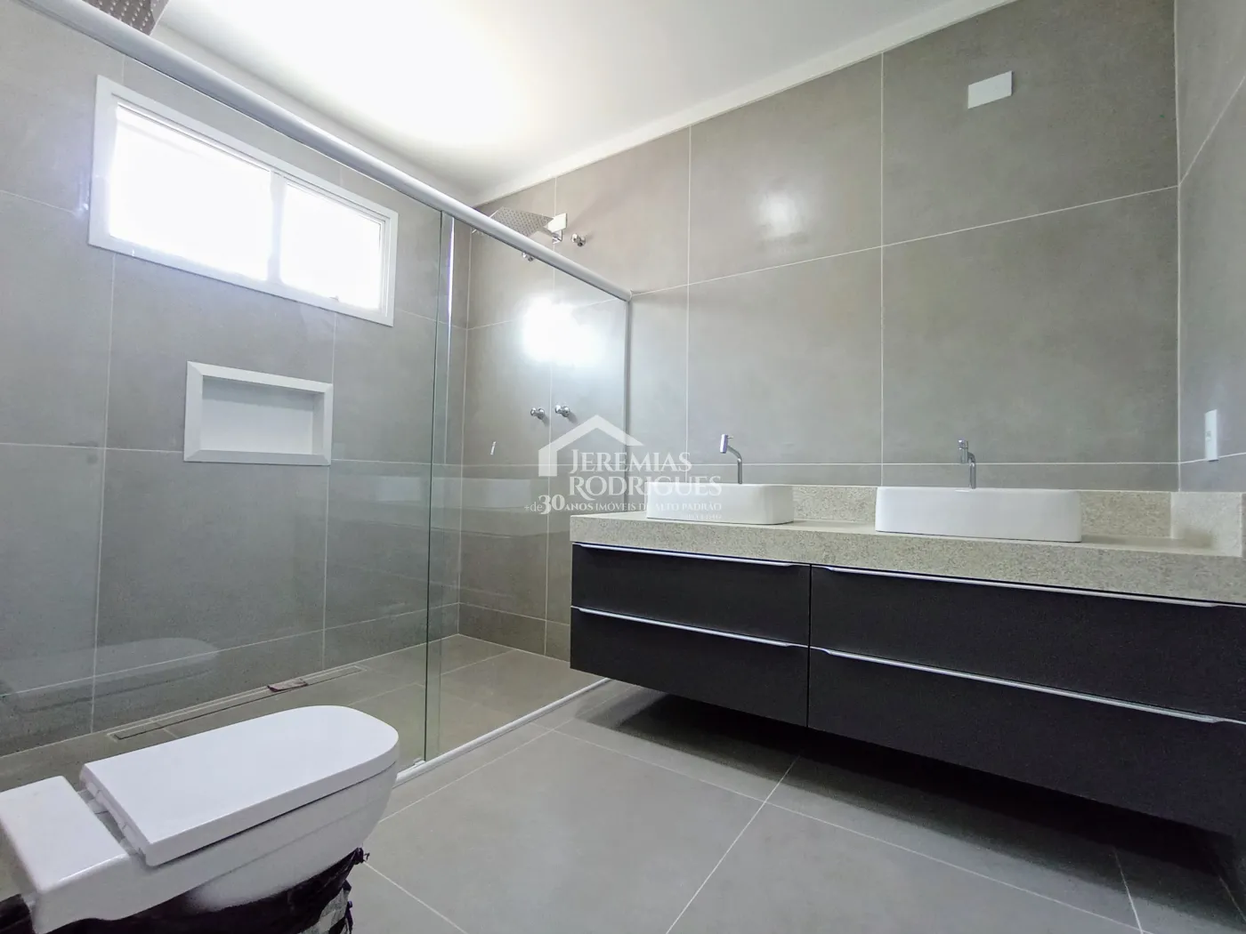 Casa à venda com 3 dormitórios no Condomínio Taubaté Village em Taubaté/SP.