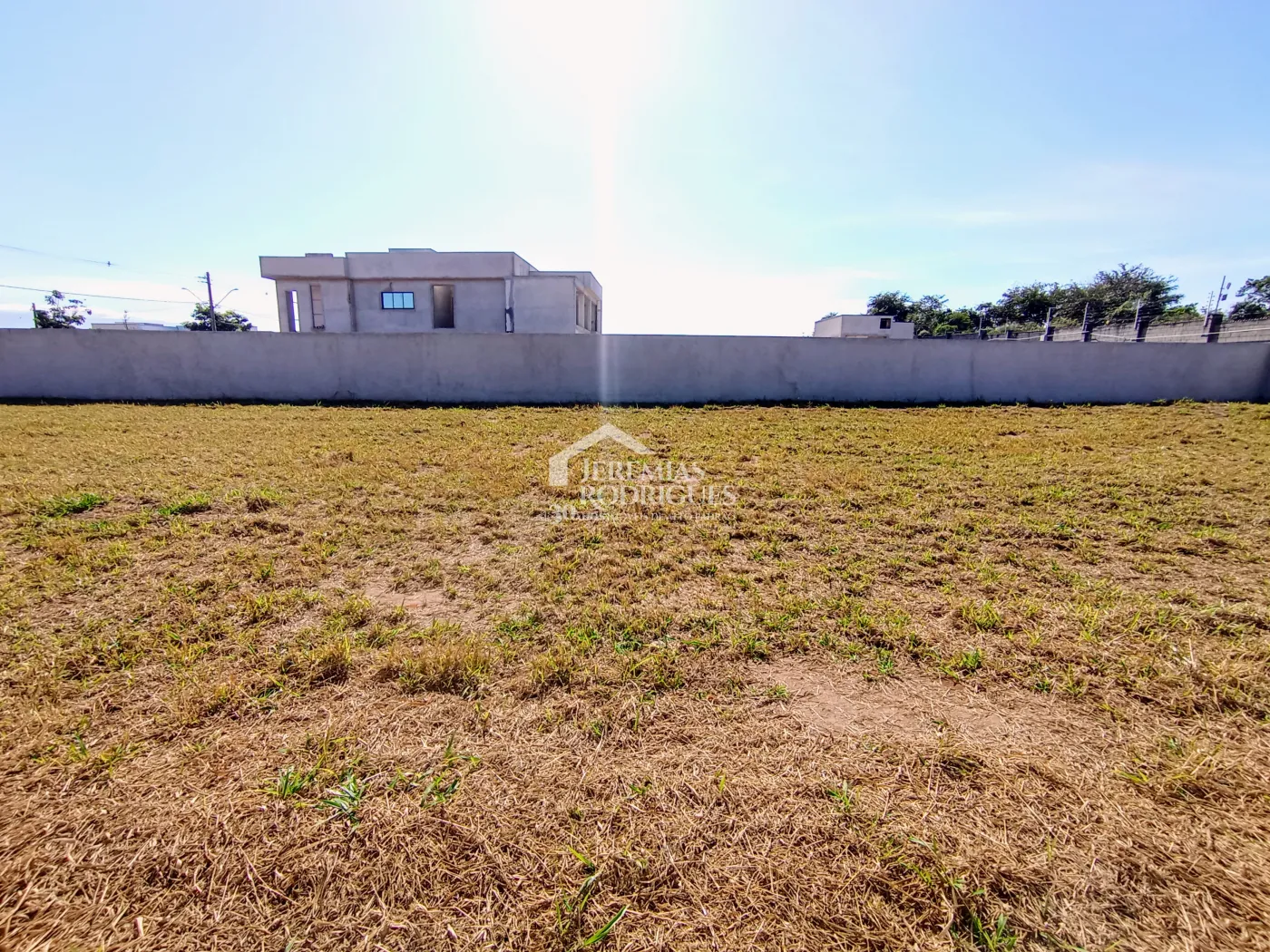 Terreno à venda com 1.044 m² no Condomínio Colonial Village II em Pindamonhangaba/SP.