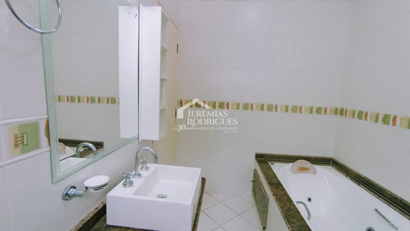 Casa à venda com 5 dormitórios no Condomínio Taubaté Village em Taubaté/SP.