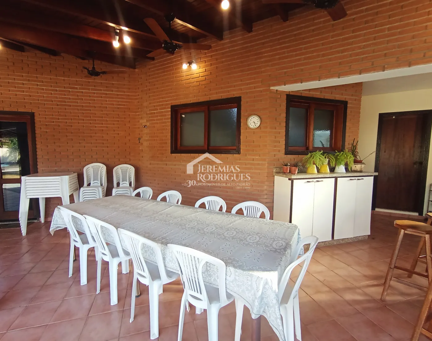 Casa à venda com 4 dormitórios no Condomínio Village Paineiras em Pindamonhangaba/SP.