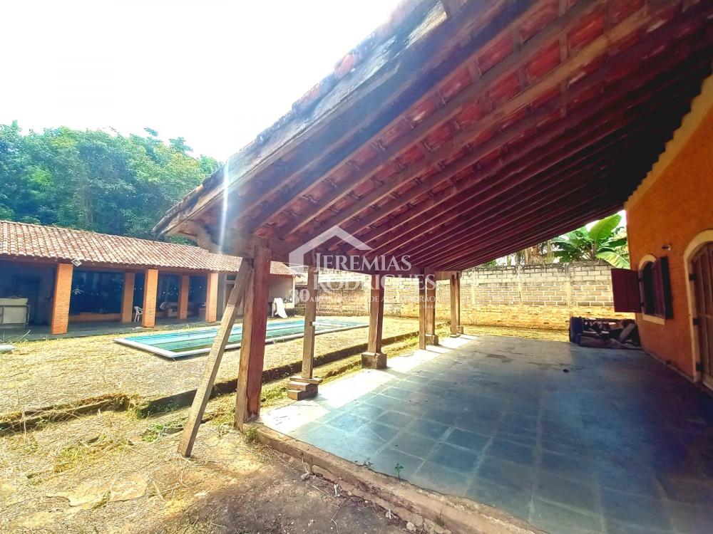 Espetacular casa térrea com piscina, quintal amplo e ótima localização - Pindamonhangaba/SP