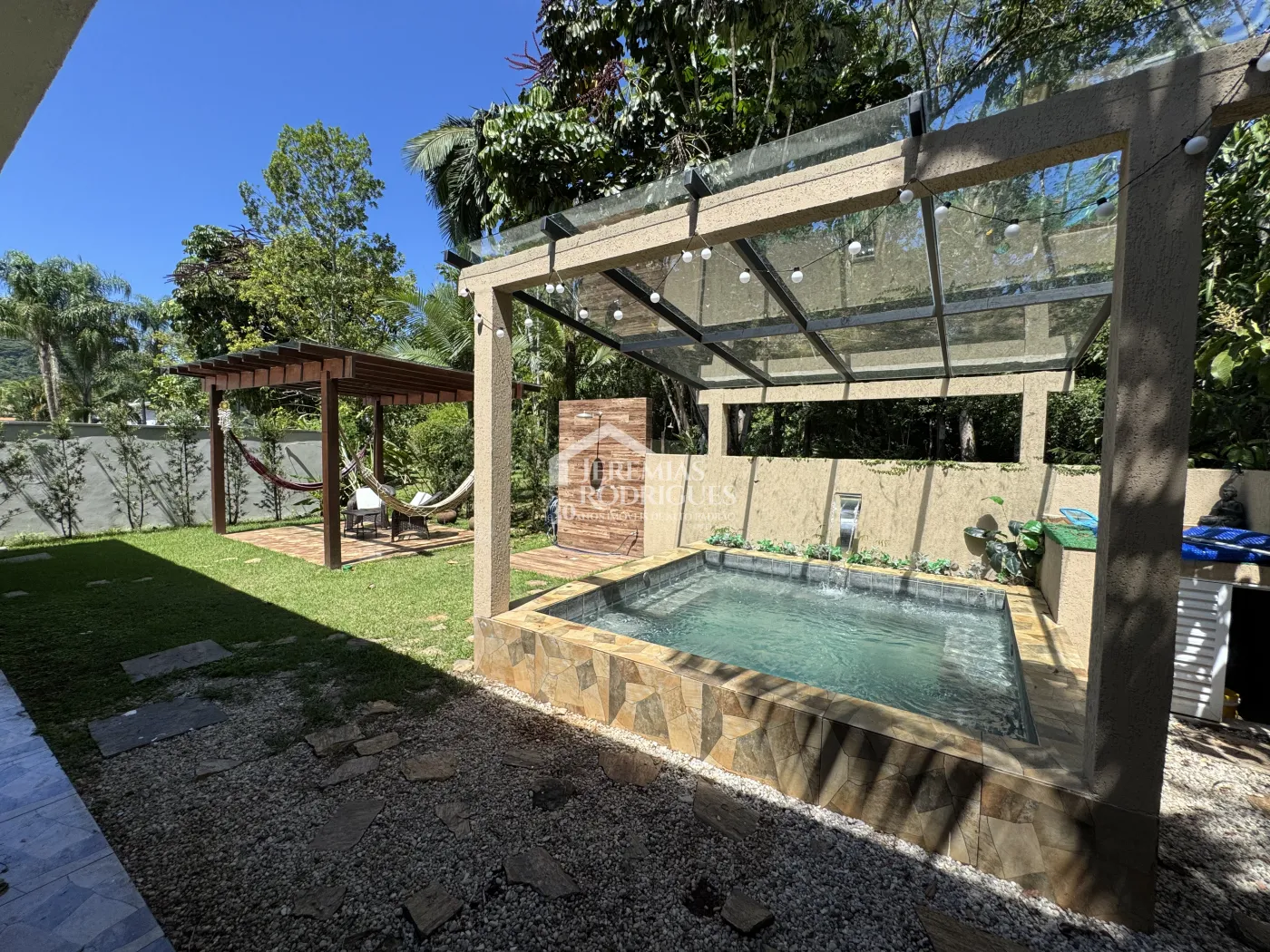 Casa à venda com 3 suítes no Condomínio Capitanias em Ubatuba/SP.