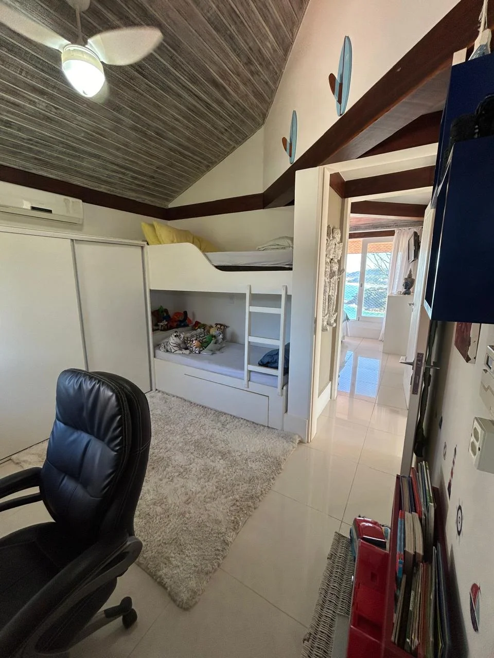 Casa á venda com 4 dormitórios no Condomínio Alto da Praia Vermelha em Ubatuba/SP.