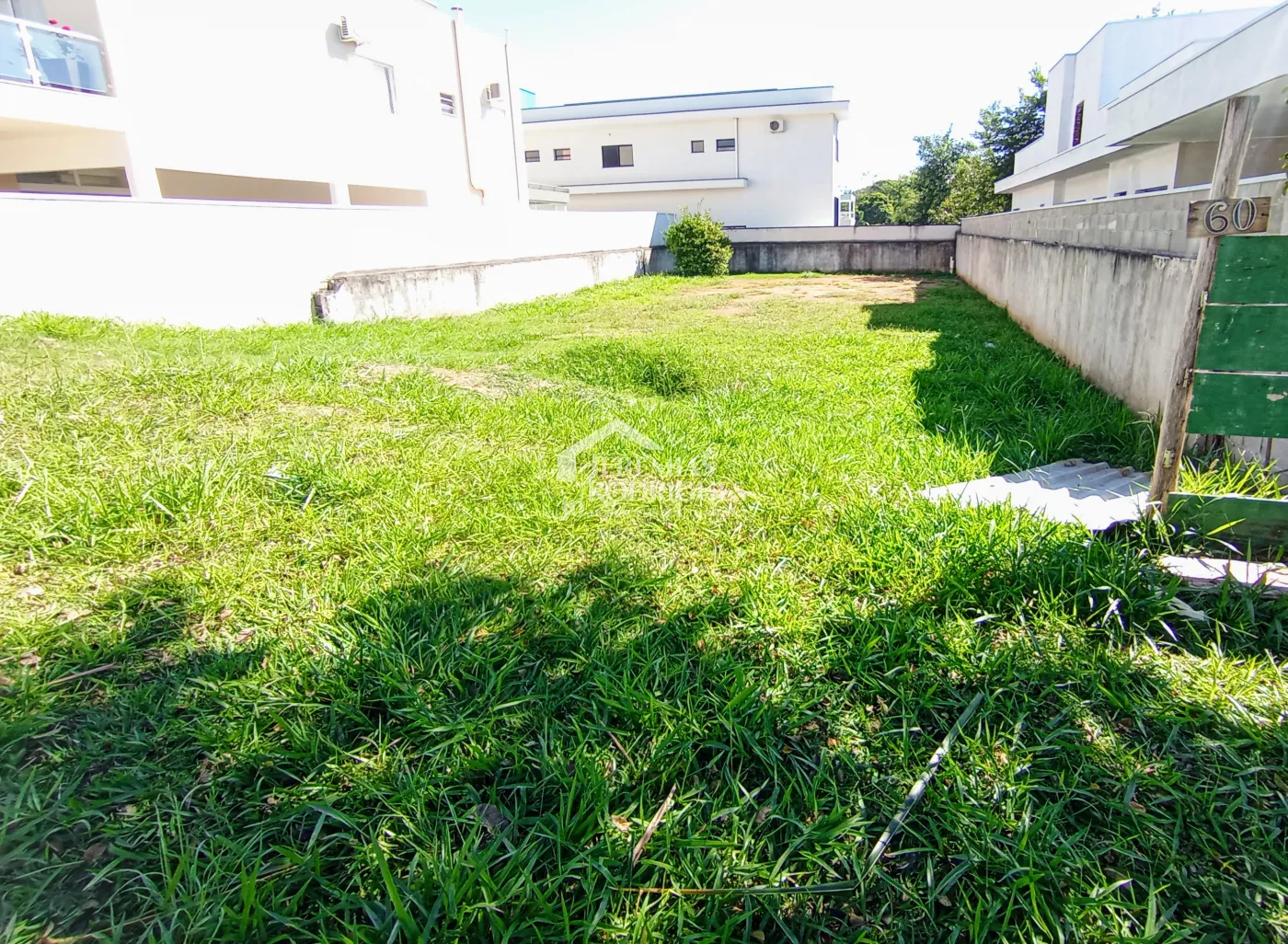 Terreno à venda com 405 m² no Condomínio Reserva dos Lagos em Pindamonhangaba/SP
