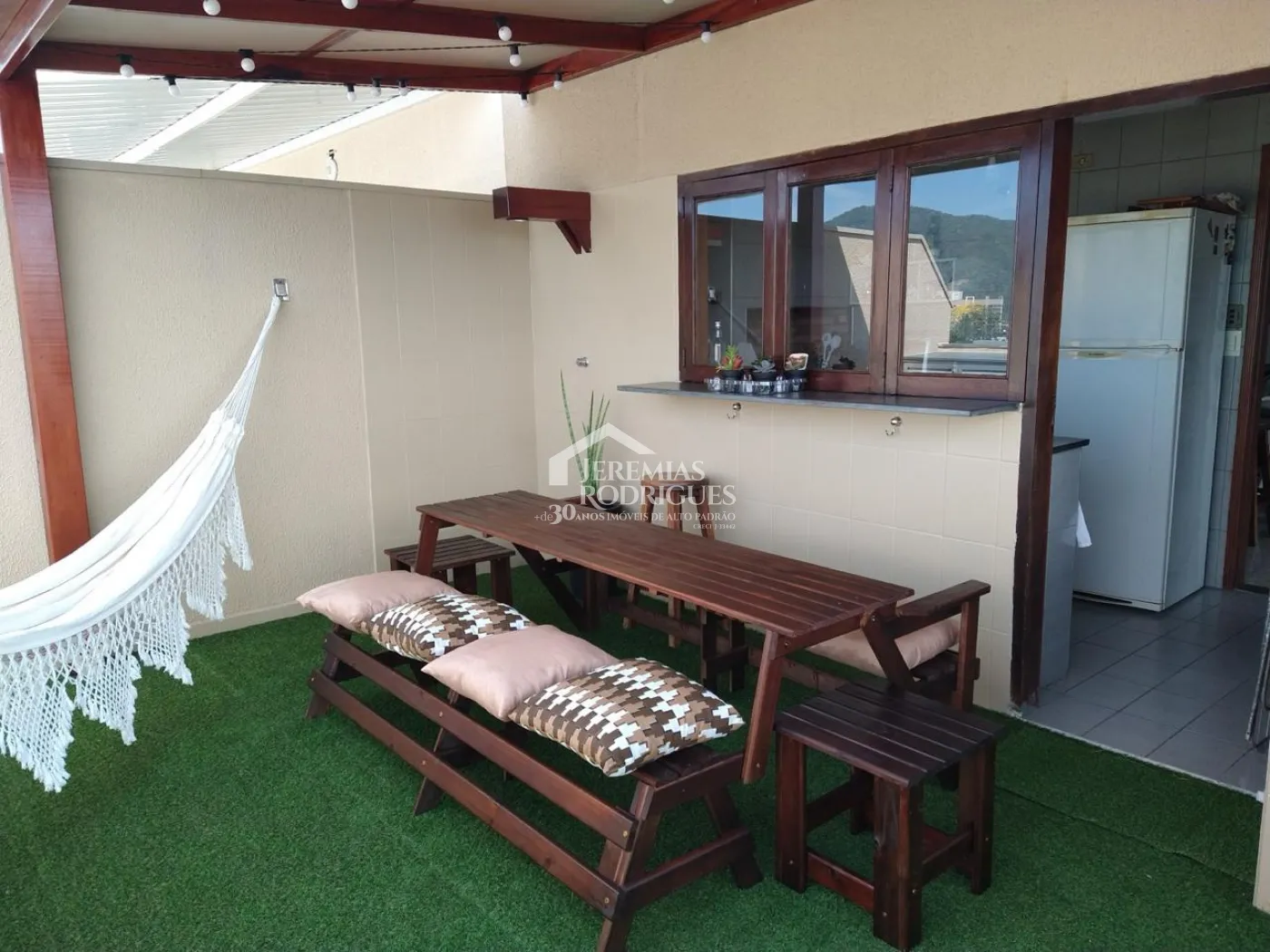 Cobertura duplex à venda com 2 dormitórios, 113 m² no Condomínio Sol Tropical em Ubatuba/SP.