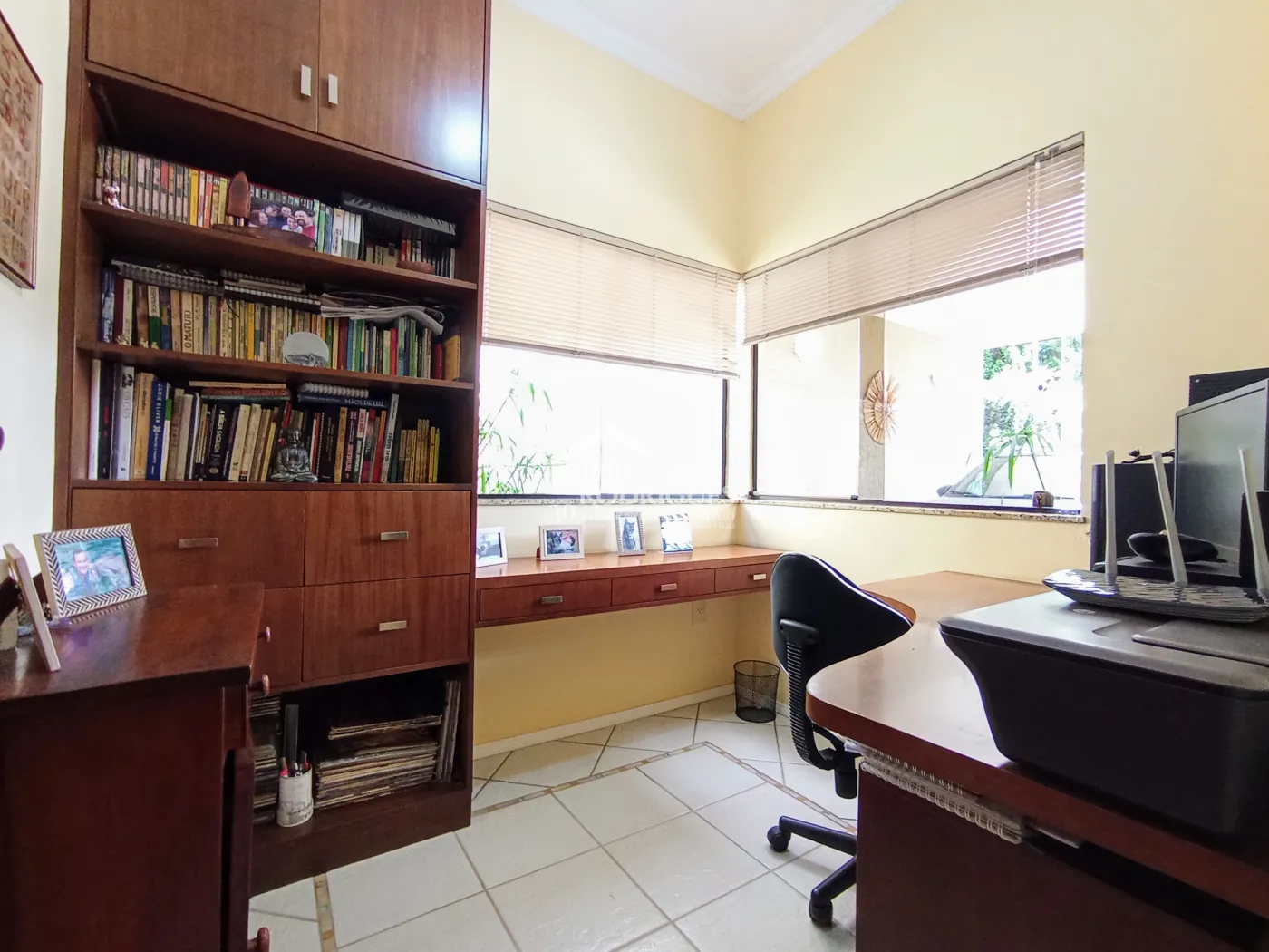 Casa assobradada à venda com 3 suítes no Condomínio Fortaleza em Taubaté/SP.