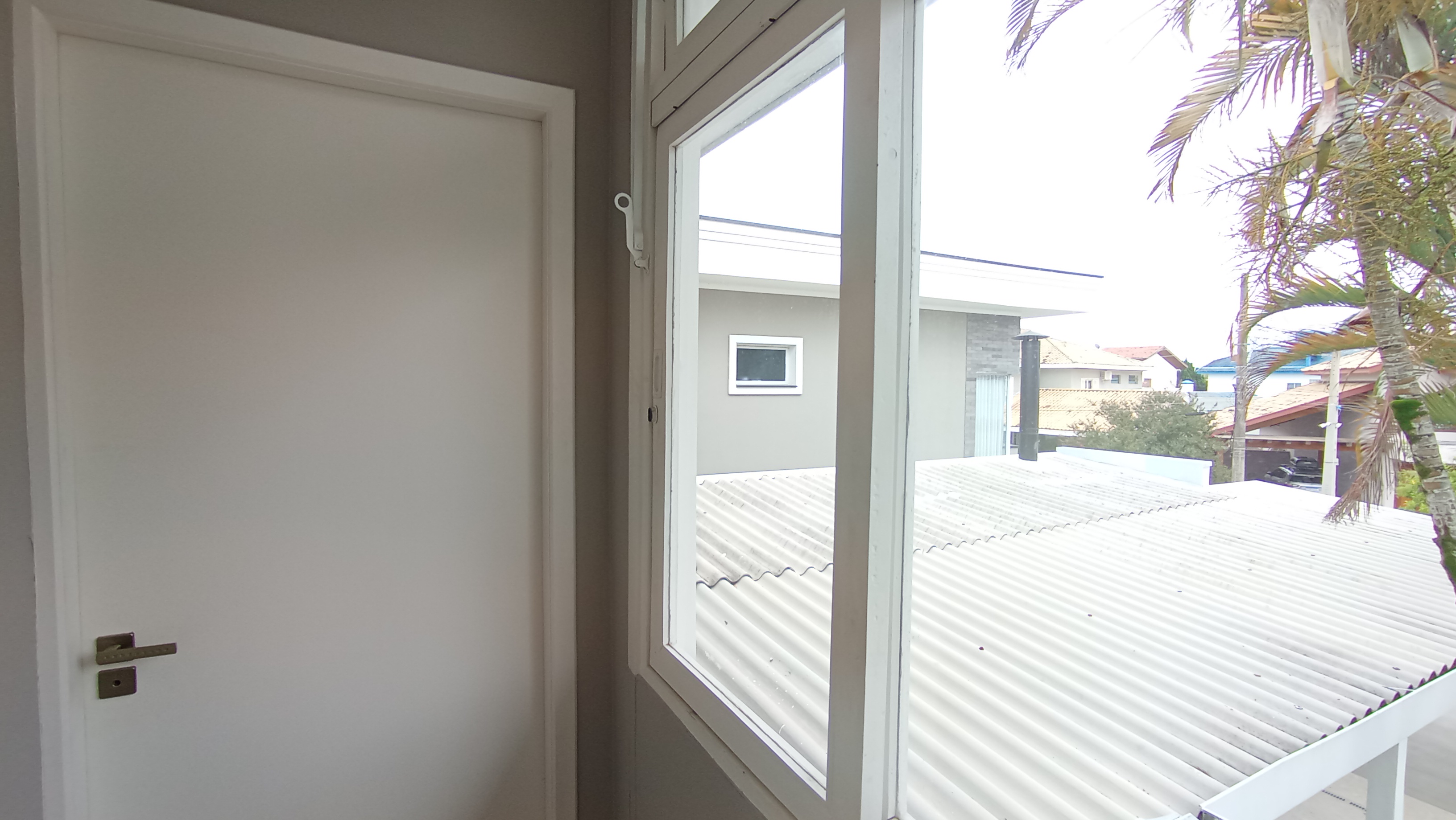 Casa à venda com 3 dormitórios no Condomínio Portal do Sol em Tremembé/SP.