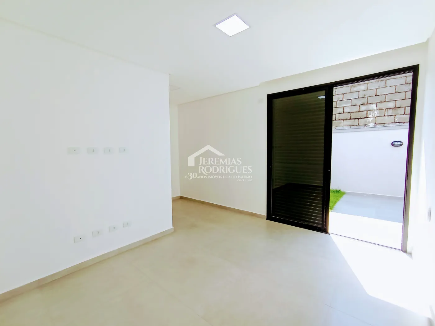 Casa à venda com 3 suítes no Condomínio Campos do Conde II em Tremembé/SP.