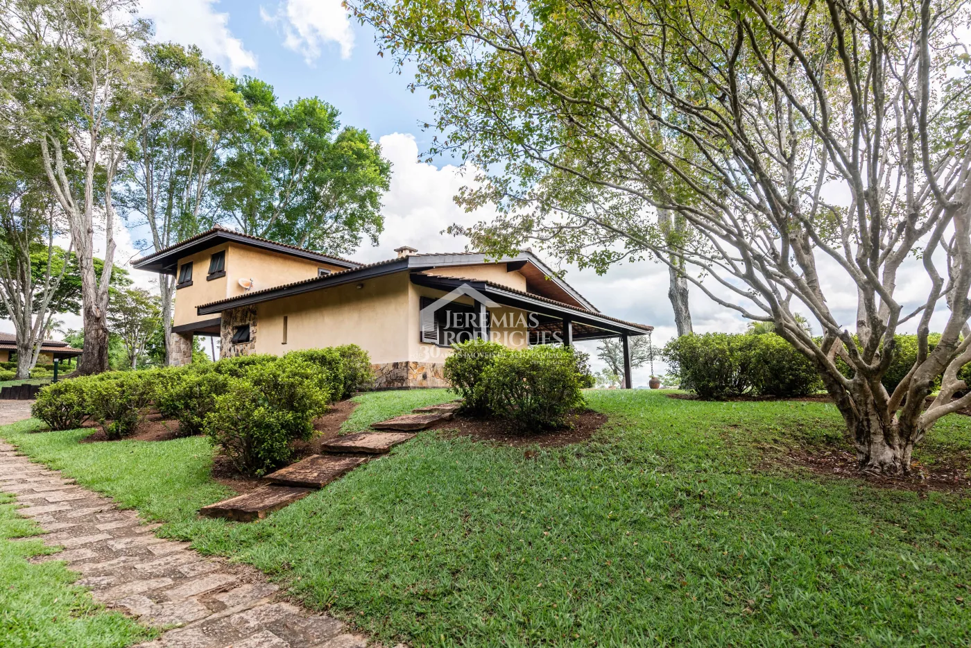 Sitio com 9 suítes, 2.600 m² - Piracaia/SP.