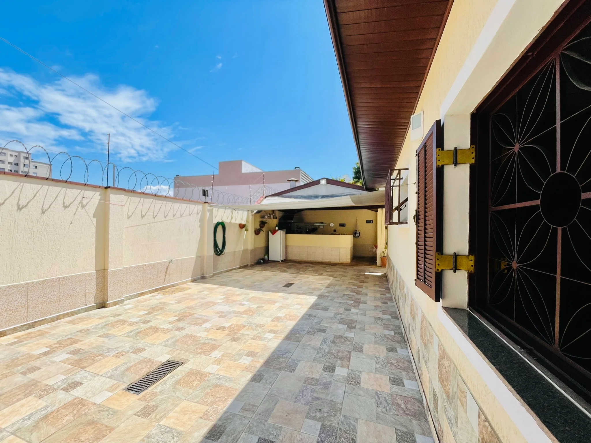 Casa à venda com 5 dormitórios no bairro Esplanada Independência em Taubaté/SP. 