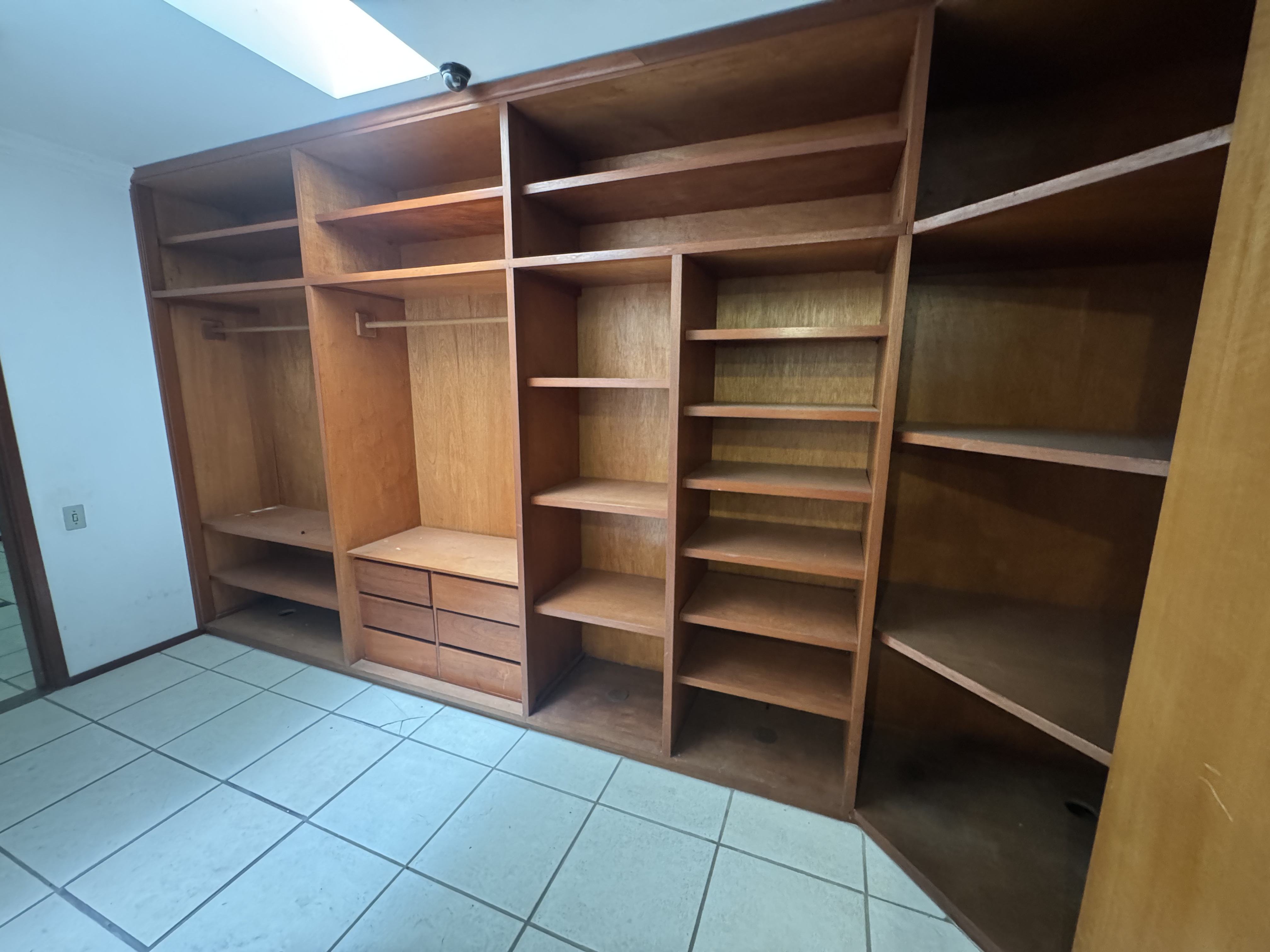 Casa à venda com 5 dormitórios no Condomínio Village Paineiras em Pindamonhangaba/SP.