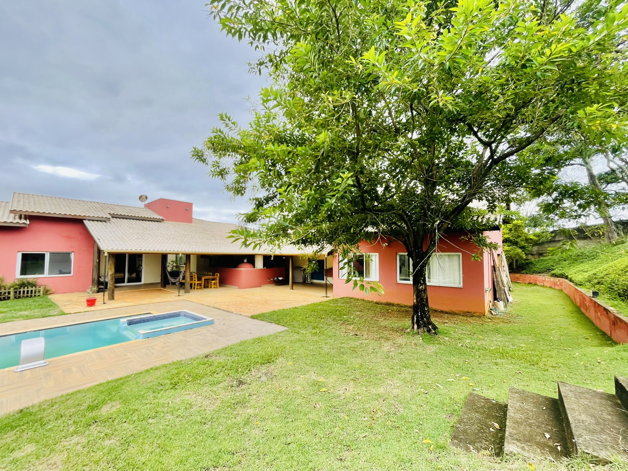 Casa à venda com 4 dormitórios no Condomínio São Félix do Cataguá em Taubaté/SP.