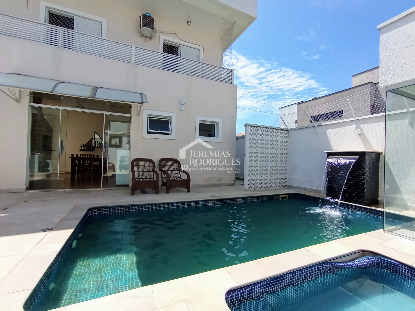 Casa assobradada com 3 suítes - Condomínio Jardim Oásis - Taubaté/SP.
